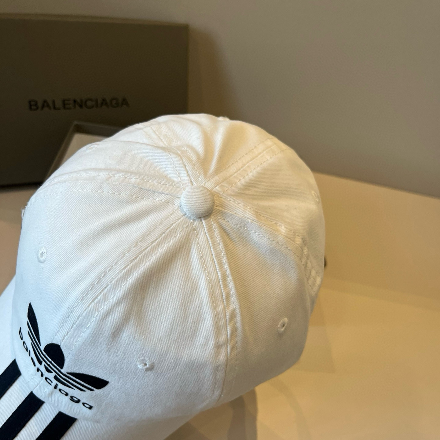  BALENCIAGA巴黎世家新款logo棒球帽，很酷的色系，男女佩戴都有不同style，第一批抢先出货