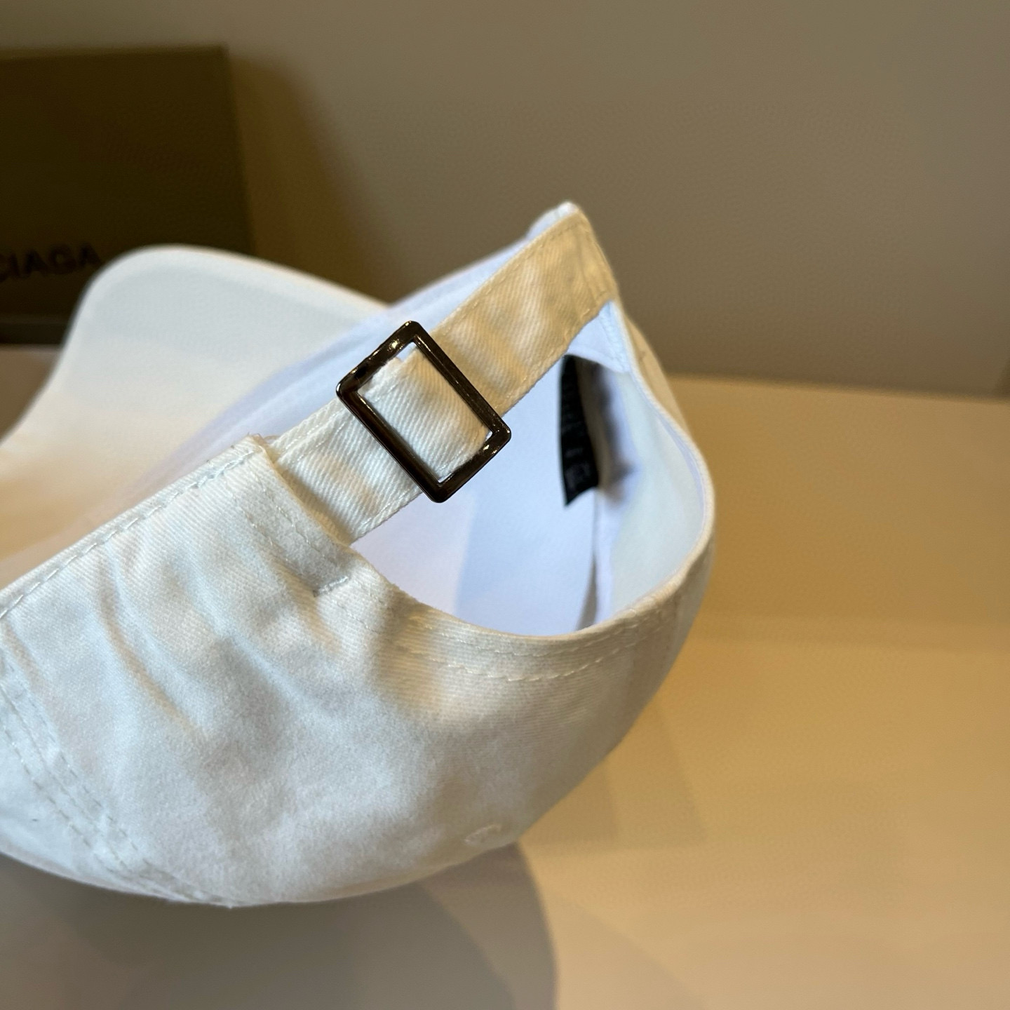  BALENCIAGA巴黎世家新款logo棒球帽，很酷的色系，男女佩戴都有不同style，第一批抢先出货