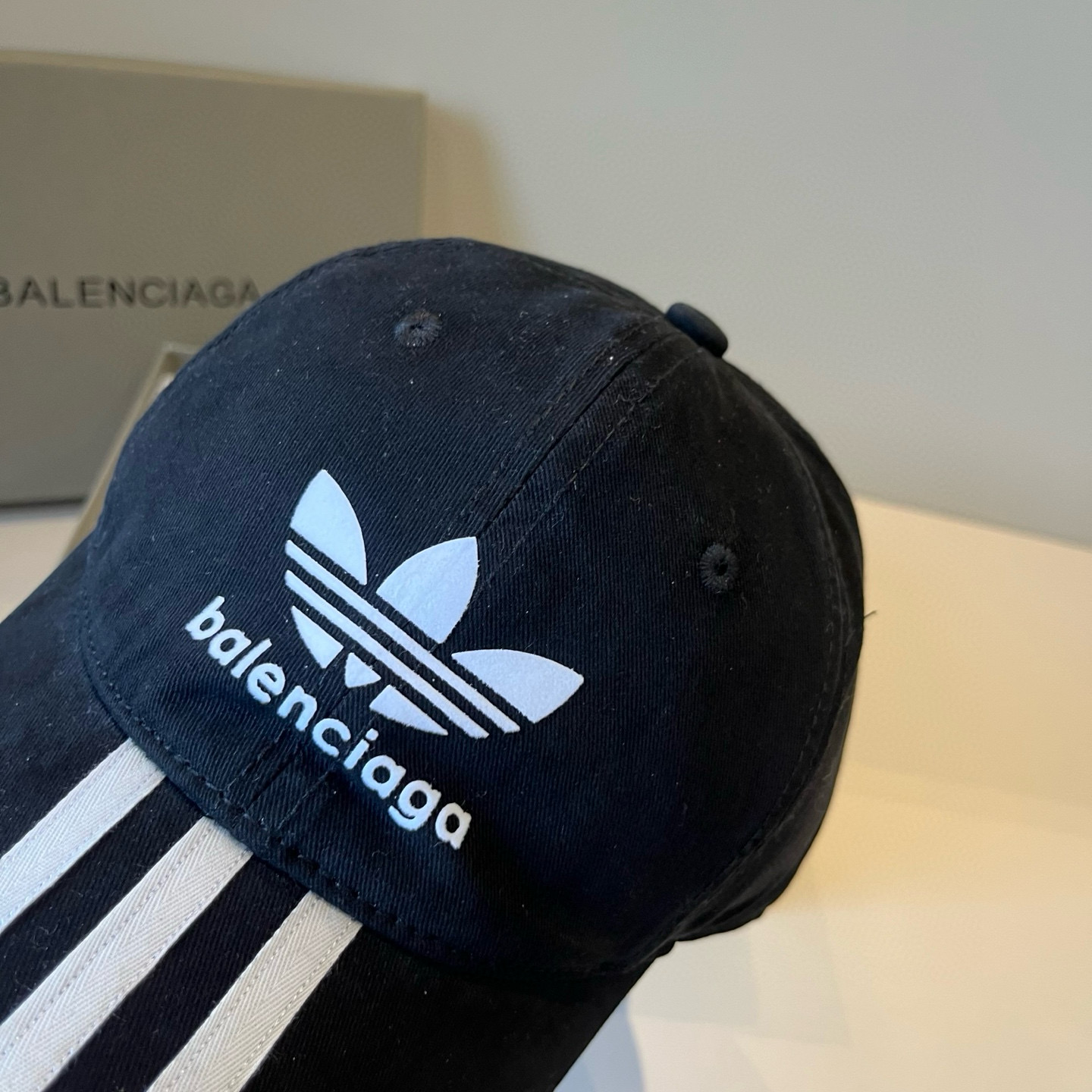  BALENCIAGA巴黎世家新款logo棒球帽，很酷的色系，男女佩戴都有不同style，第一批抢先出货