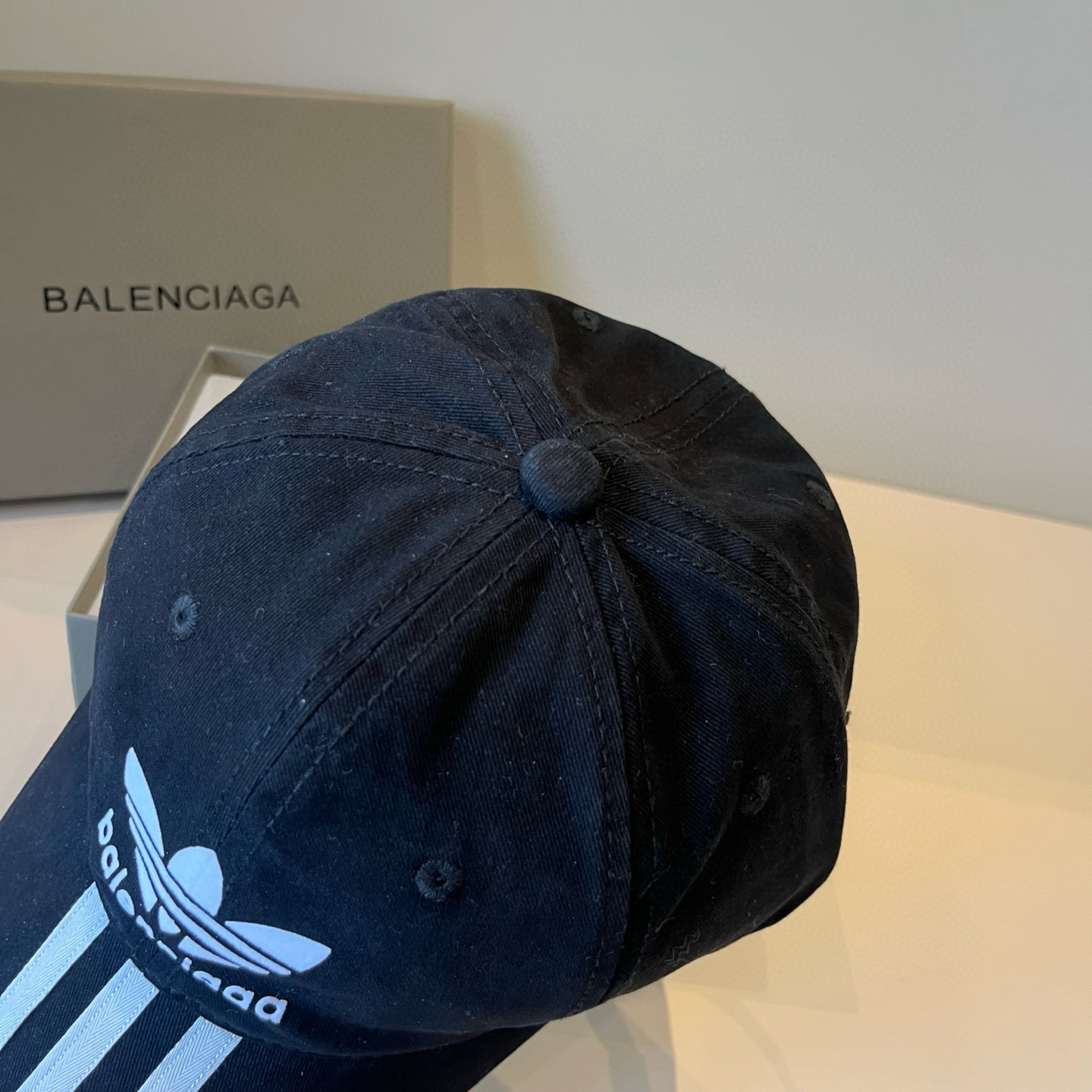  BALENCIAGA巴黎世家新款logo棒球帽，很酷的色系，男女佩戴都有不同style，第一批抢先出货