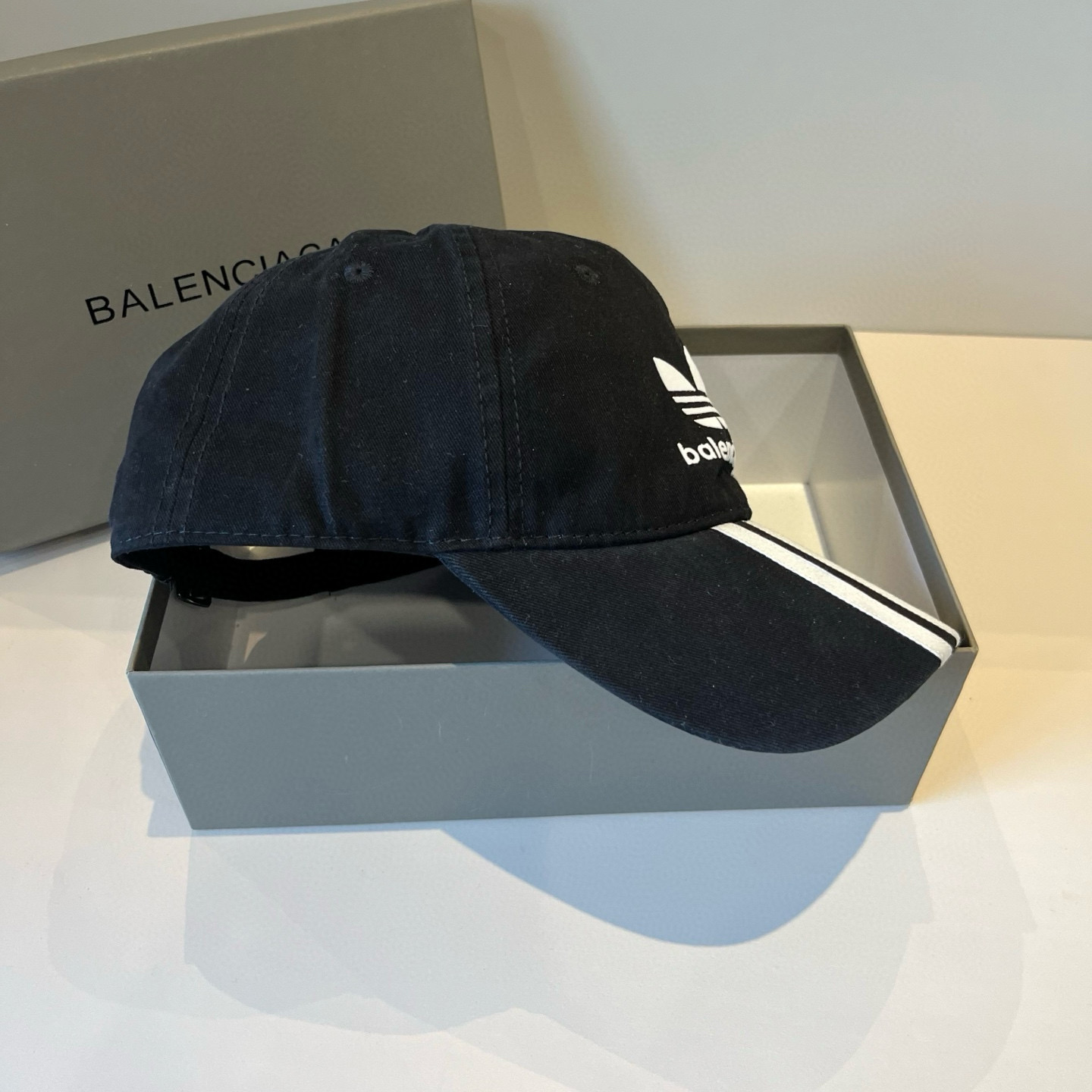  BALENCIAGA巴黎世家新款logo棒球帽，很酷的色系，男女佩戴都有不同style，第一批抢先出货
