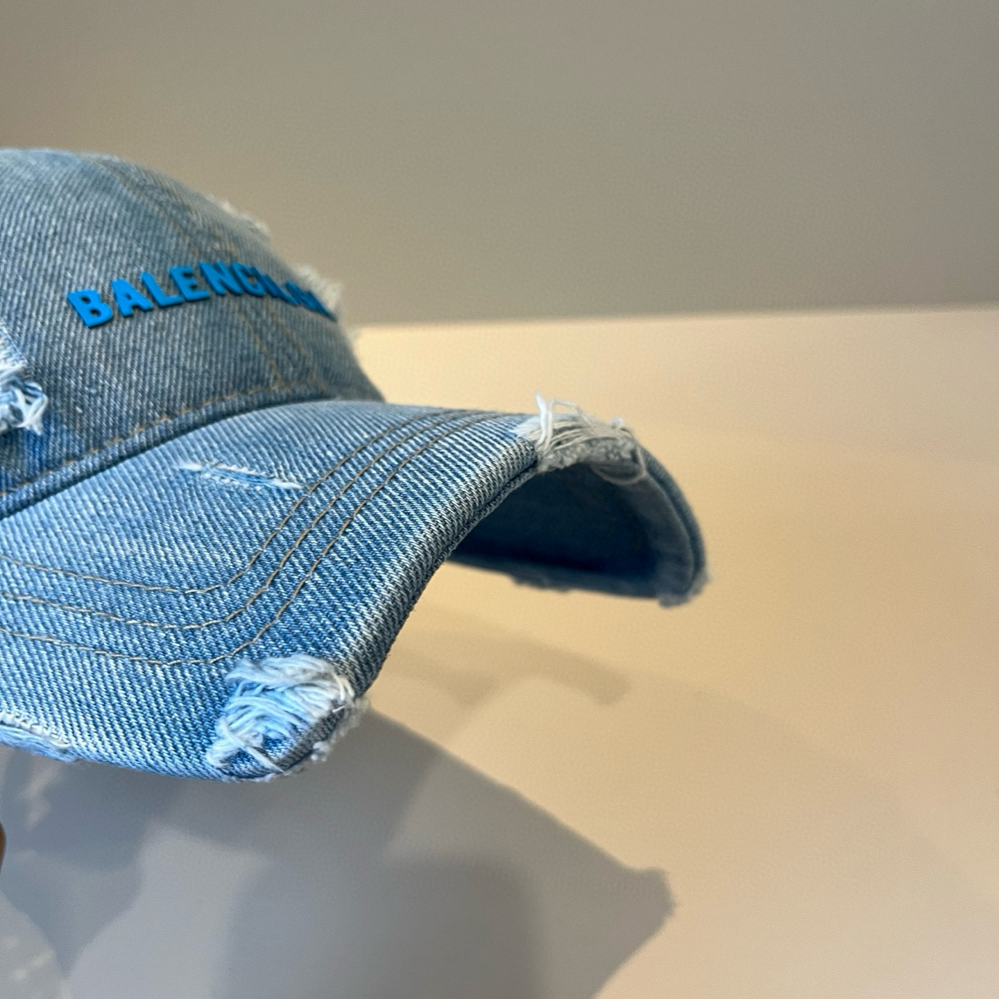  BALENCIAGA巴黎世家新款logo棒球帽，很酷的色系，男女佩戴都有不同style，第一批抢先出货