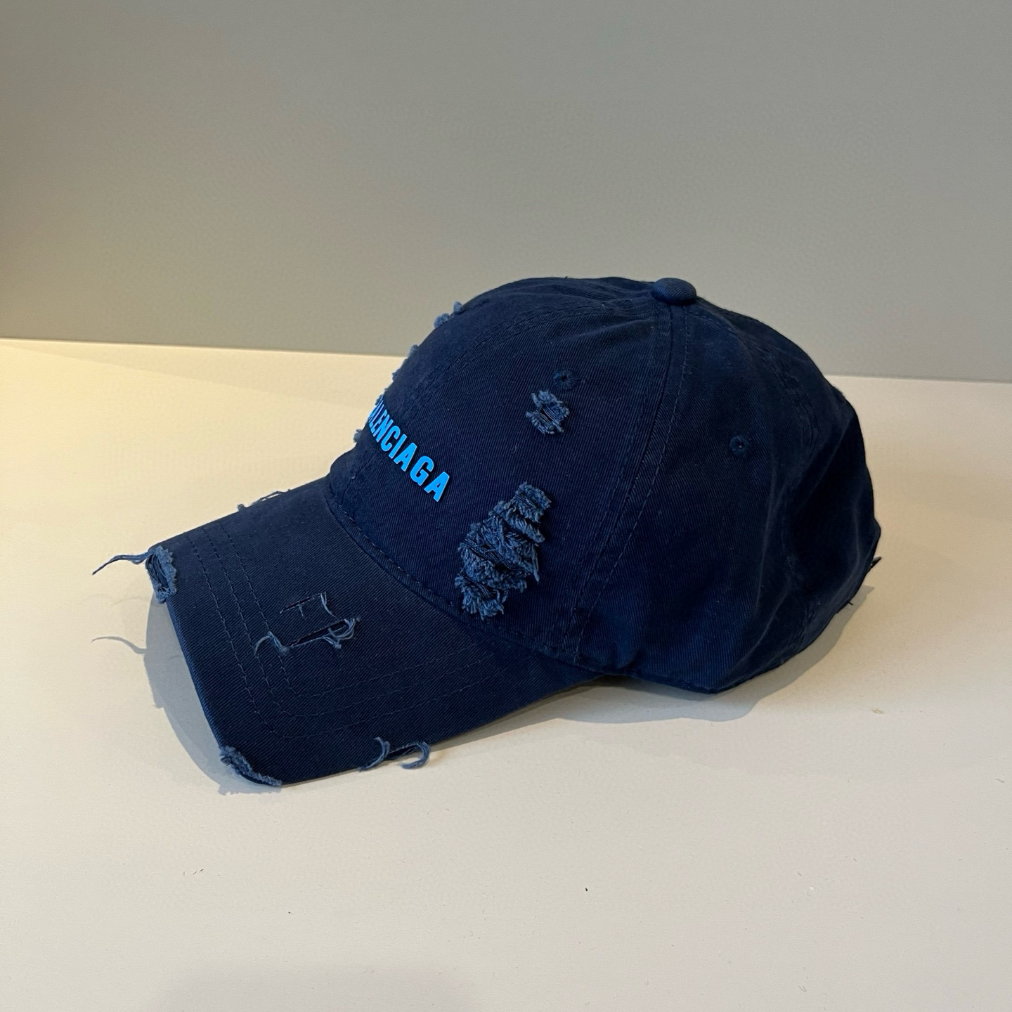  BALENCIAGA巴黎世家新款logo棒球帽，很酷的色系，男女佩戴都有不同style，第一批抢先出货