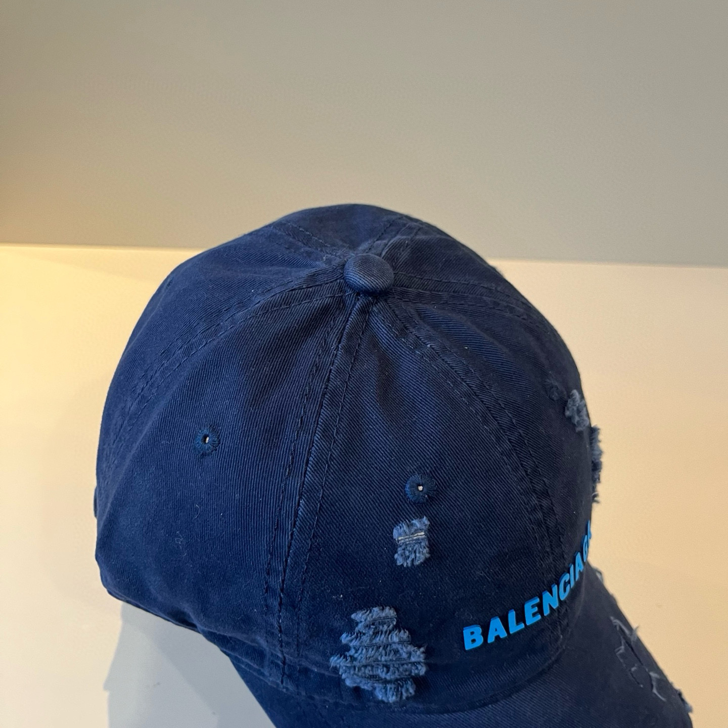  BALENCIAGA巴黎世家新款logo棒球帽，很酷的色系，男女佩戴都有不同style，第一批抢先出货