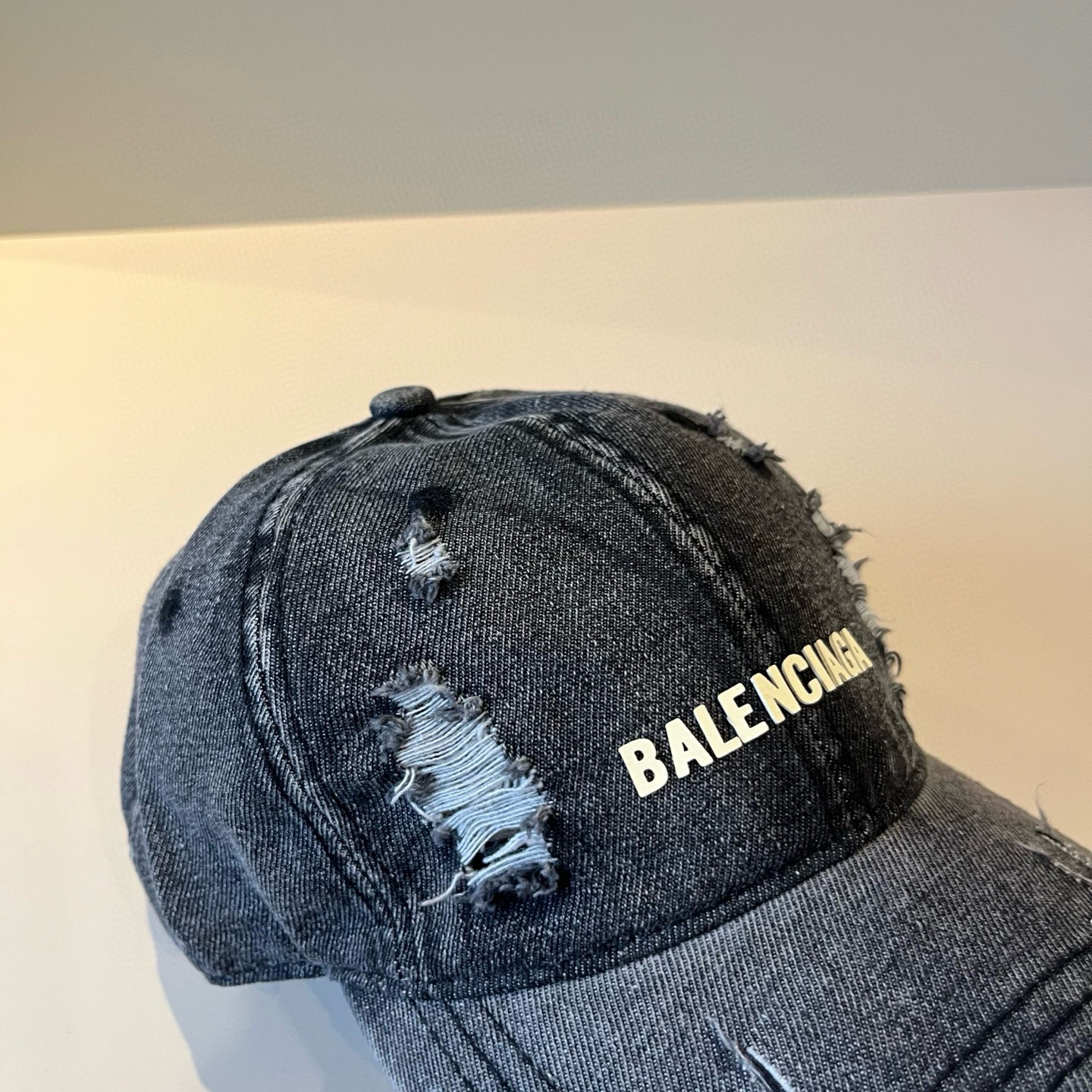  BALENCIAGA巴黎世家新款logo棒球帽，很酷的色系，男女佩戴都有不同style，第一批抢先出货