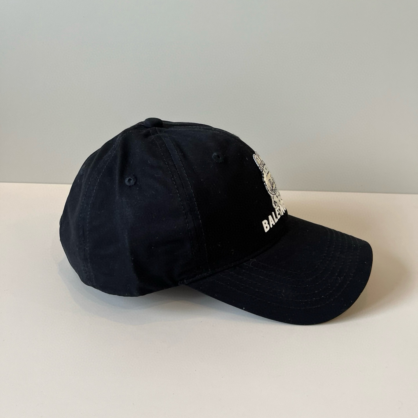  BALENCIAGA巴黎世家新款logo棒球帽，很酷的色系，男女佩戴都有不同style，第一批抢先出货