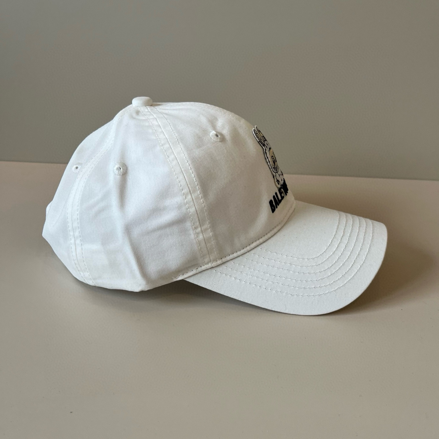  BALENCIAGA巴黎世家新款logo棒球帽，很酷的色系，男女佩戴都有不同style，第一批抢先出货