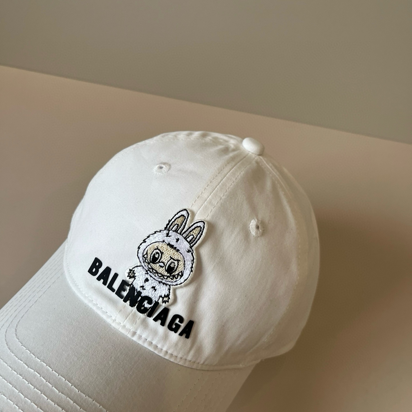  BALENCIAGA巴黎世家新款logo棒球帽，很酷的色系，男女佩戴都有不同style，第一批抢先出货