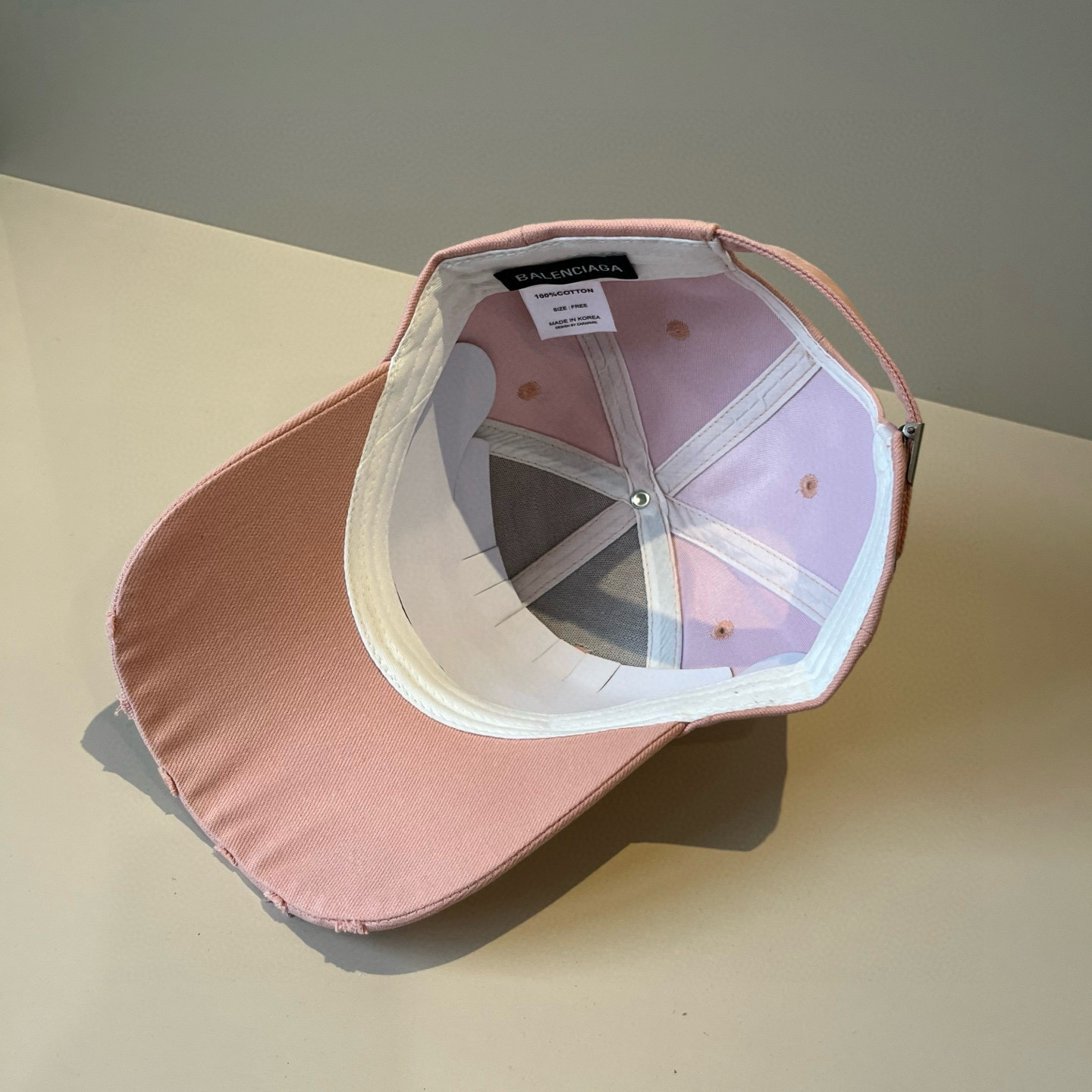  BALENCIAGA巴黎世家新款logo棒球帽，很酷的色系，男女佩戴都有不同style，第一批抢先出货