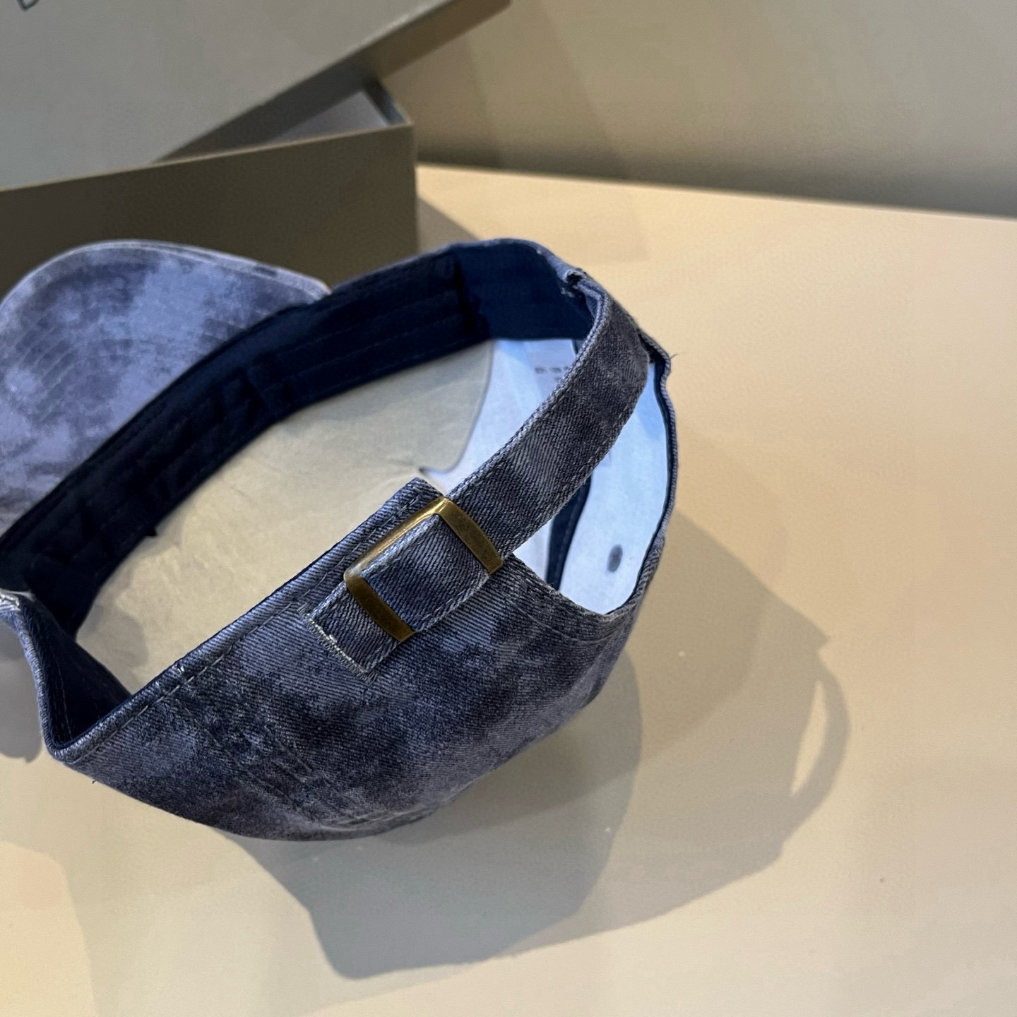 BALENCIAGA巴黎世家新款logo棒球帽，很酷的色系，男女佩戴都有不同style，第一批抢先出货！