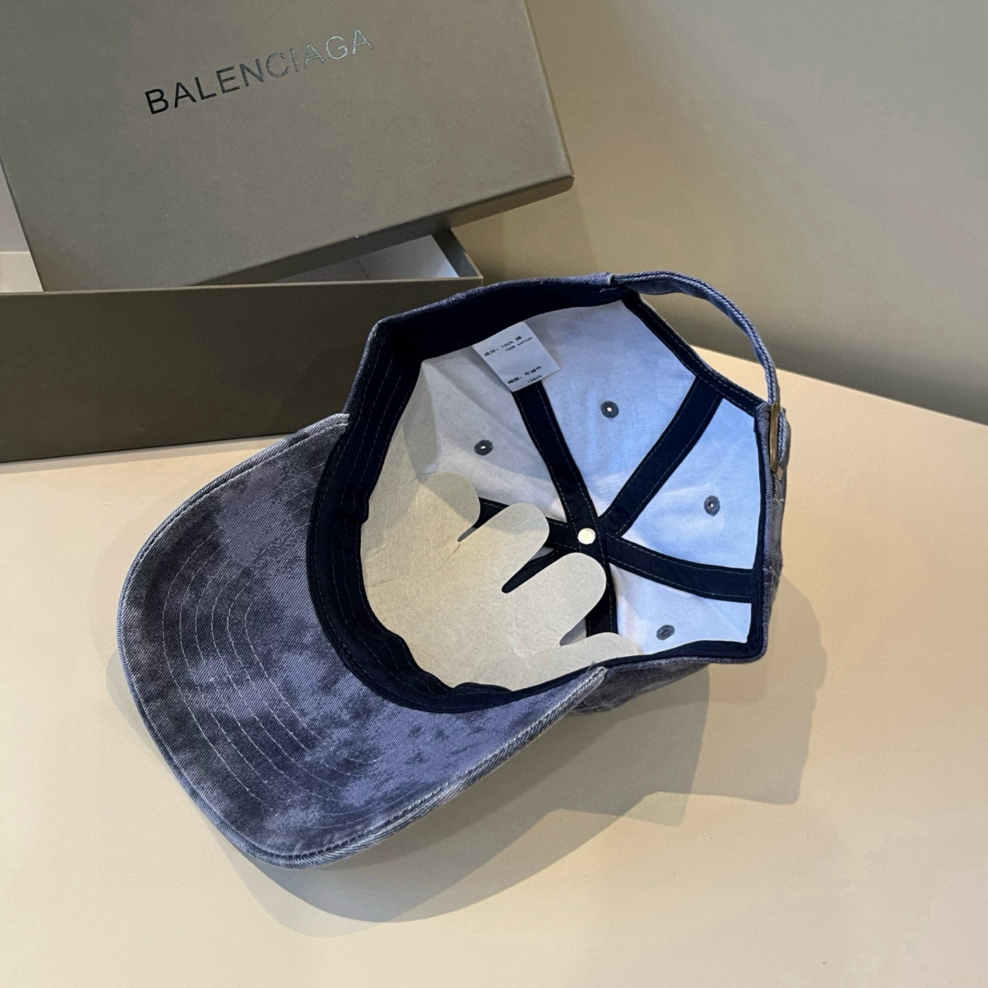BALENCIAGA巴黎世家新款logo棒球帽，很酷的色系，男女佩戴都有不同style，第一批抢先出货！