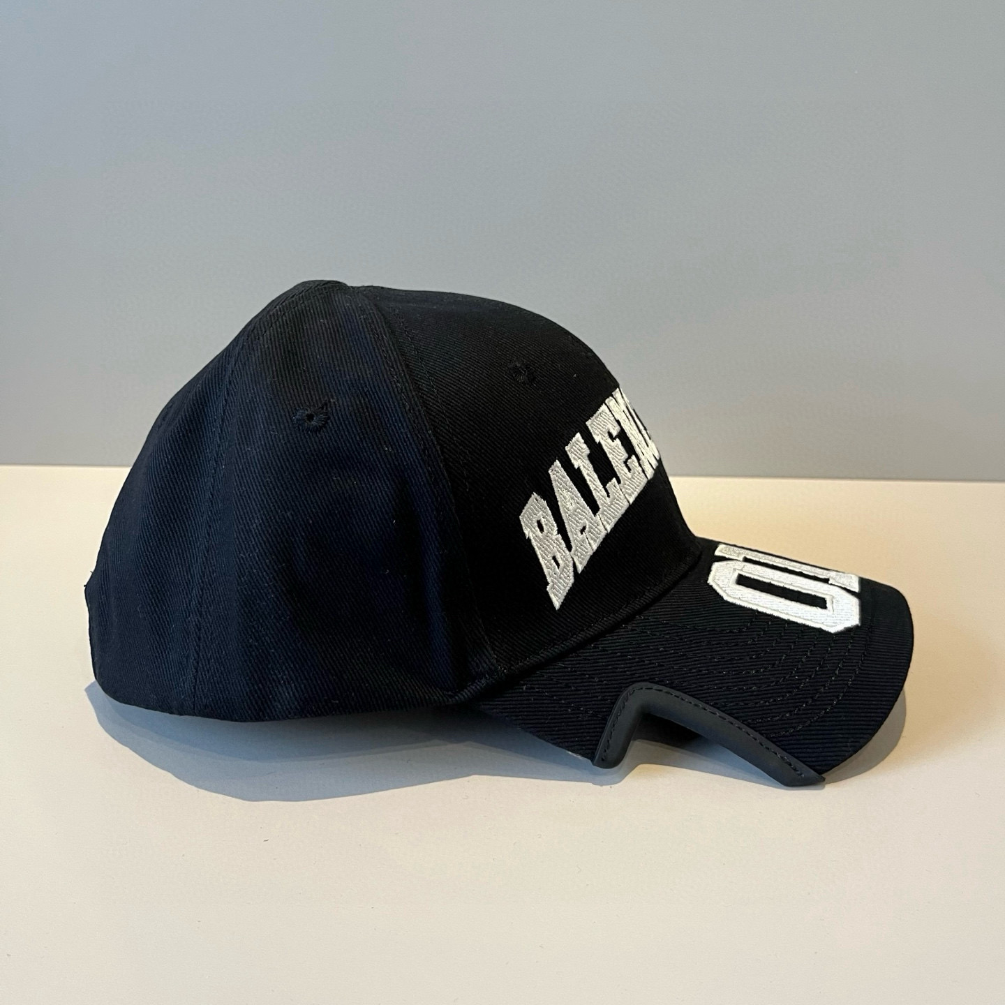 BALENCIAGA巴黎世家新款logo棒球帽，很酷的色系，男女佩戴都有不同style，第一批抢先出货！