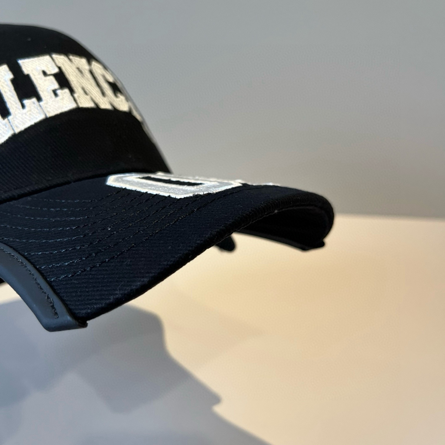 BALENCIAGA巴黎世家新款logo棒球帽，很酷的色系，男女佩戴都有不同style，第一批抢先出货！