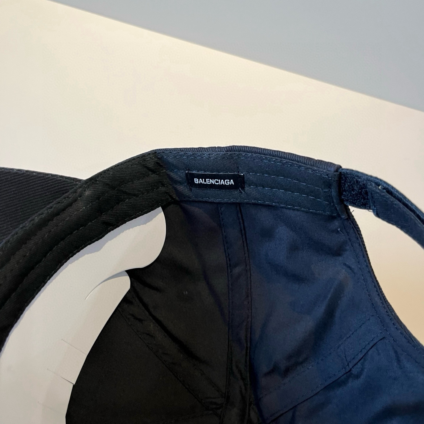 BALENCIAGA巴黎世家新款logo棒球帽，很酷的色系，男女佩戴都有不同style，第一批抢先出货！