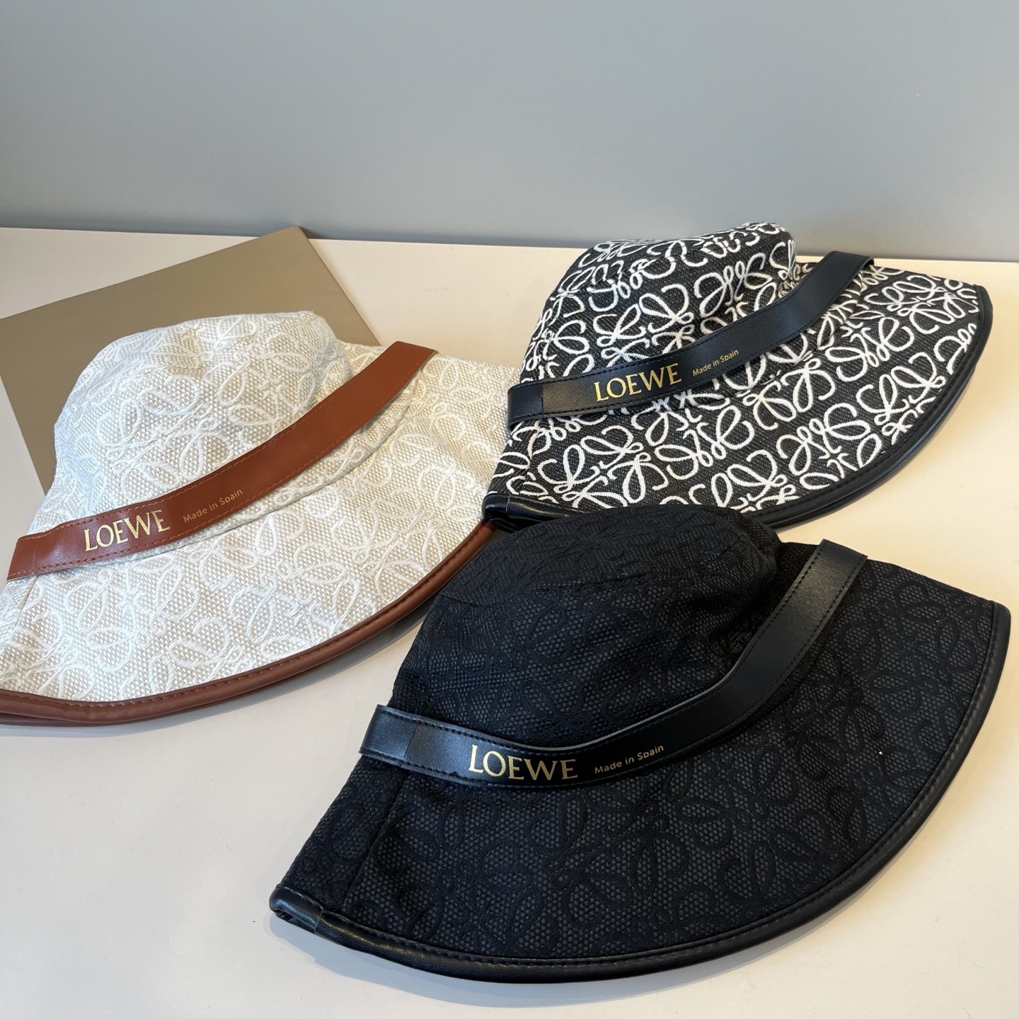 
👒罗意威👒LOEWE新款原版原标设计，质感超好，外部线条定位标准，做工精细，简约大气低价走量！