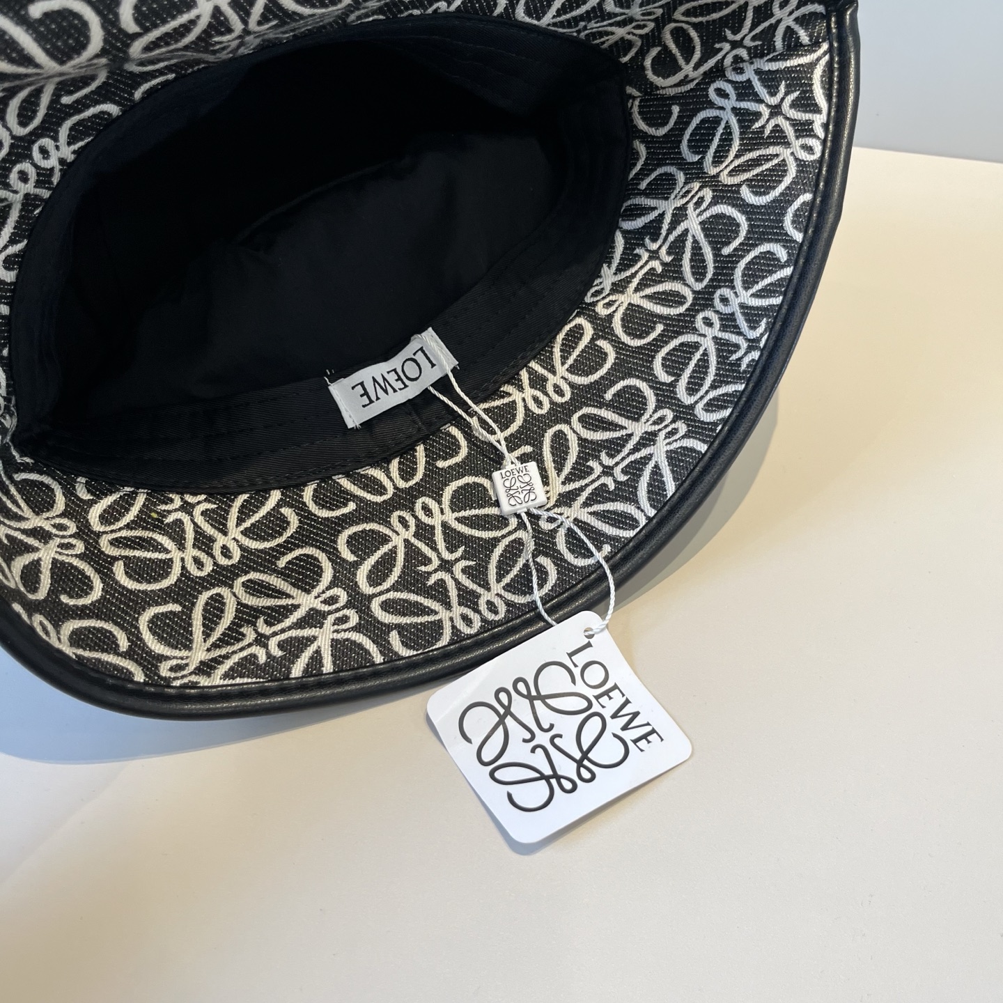 
👒罗意威👒LOEWE新款原版原标设计，质感超好，外部线条定位标准，做工精细，简约大气低价走量！