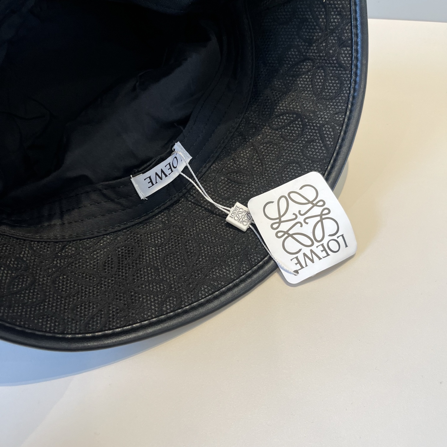 
👒罗意威👒LOEWE新款原版原标设计，质感超好，外部线条定位标准，做工精细，简约大气低价走量！