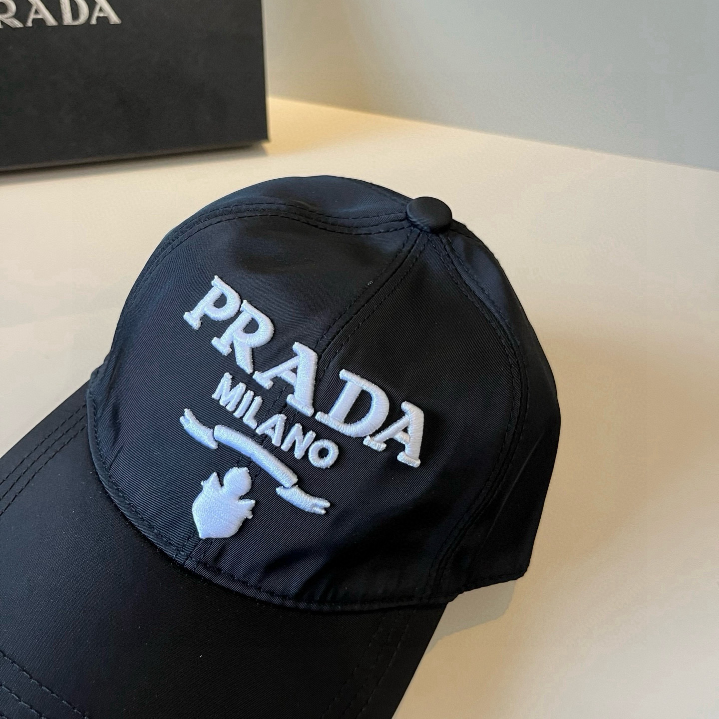 
普拉达 PRADA 新品经典棒球帽 代购版本！时尚潮流，高端做工！非一般的品质，细节看实拍哦