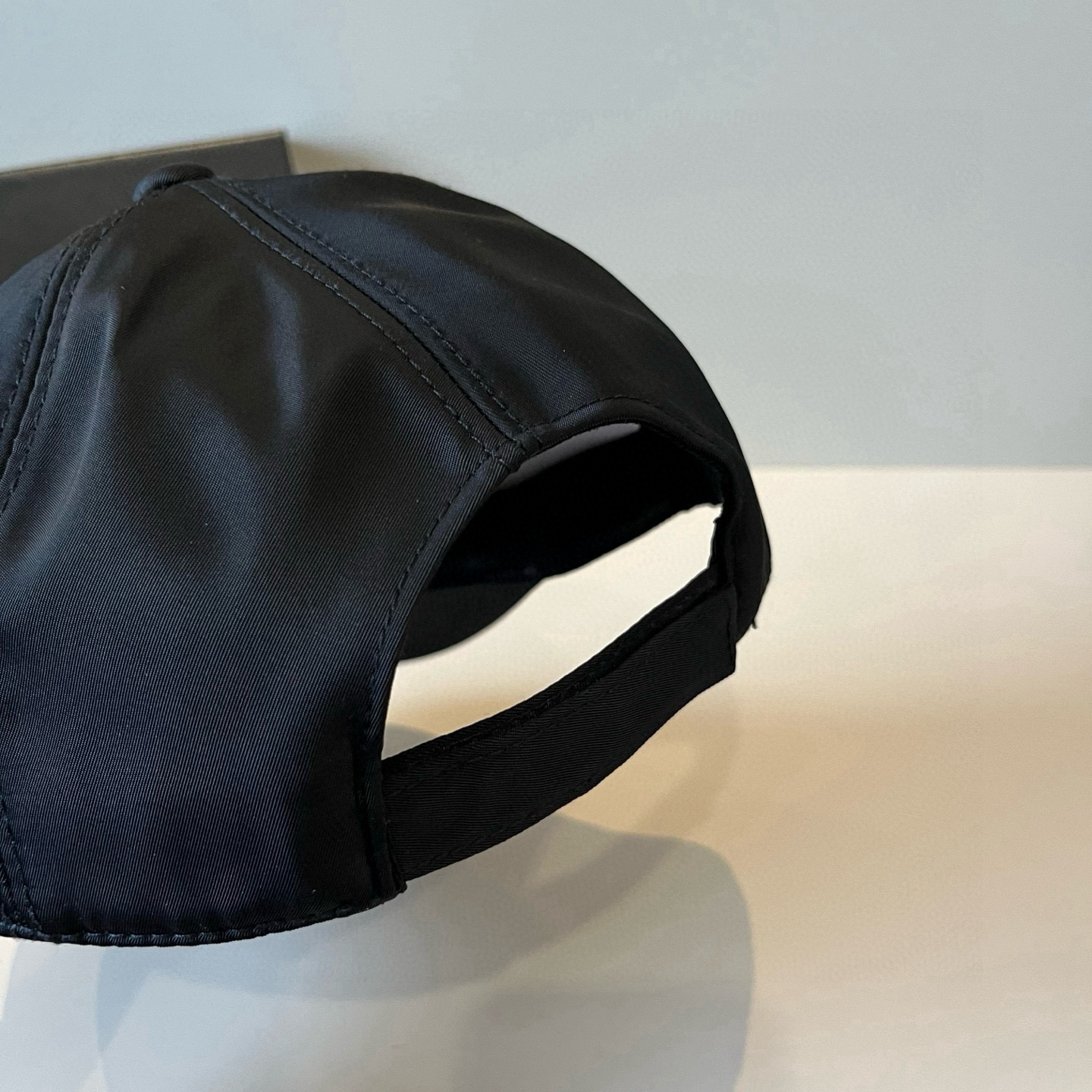 
普拉达 PRADA 新品经典棒球帽 代购版本！时尚潮流，高端做工！非一般的品质，细节看实拍哦