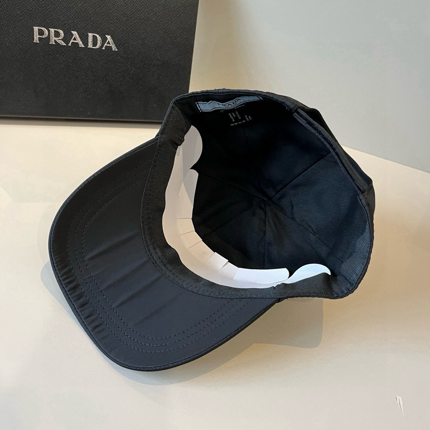 
普拉达 PRADA 新品经典棒球帽 代购版本！时尚潮流，高端做工！非一般的品质，细节看实拍哦