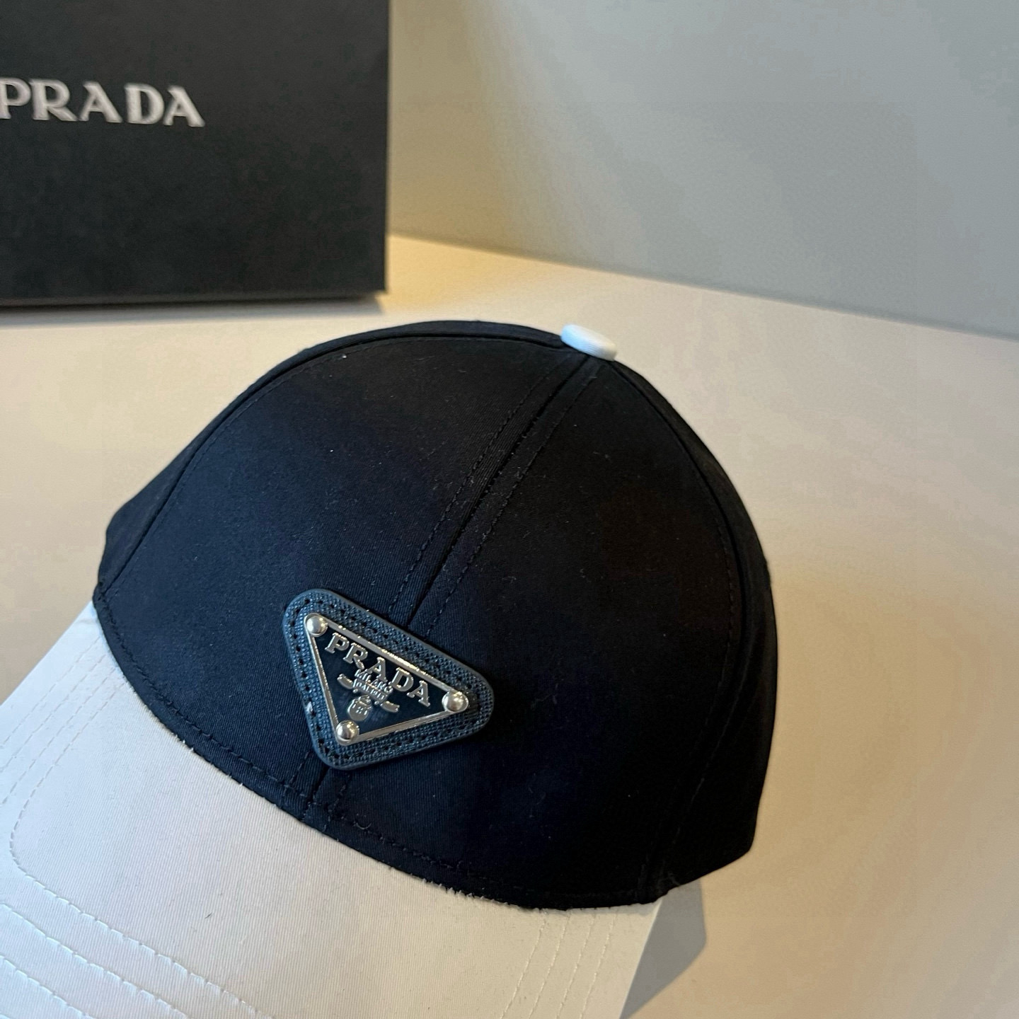 
普拉达 PRADA 新品经典棒球帽 代购版本！时尚潮流，高端做工！非一般的品质，细节看实拍哦