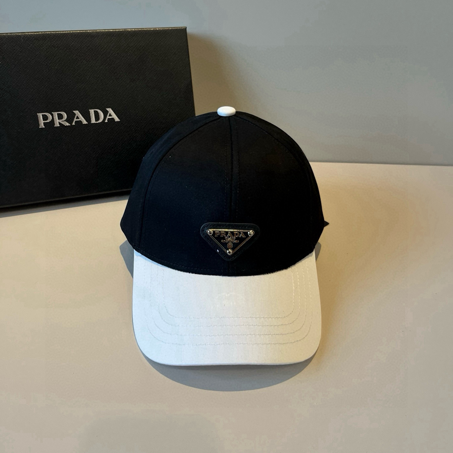 
普拉达 PRADA 新品经典棒球帽 代购版本！时尚潮流，高端做工！非一般的品质，细节看实拍哦