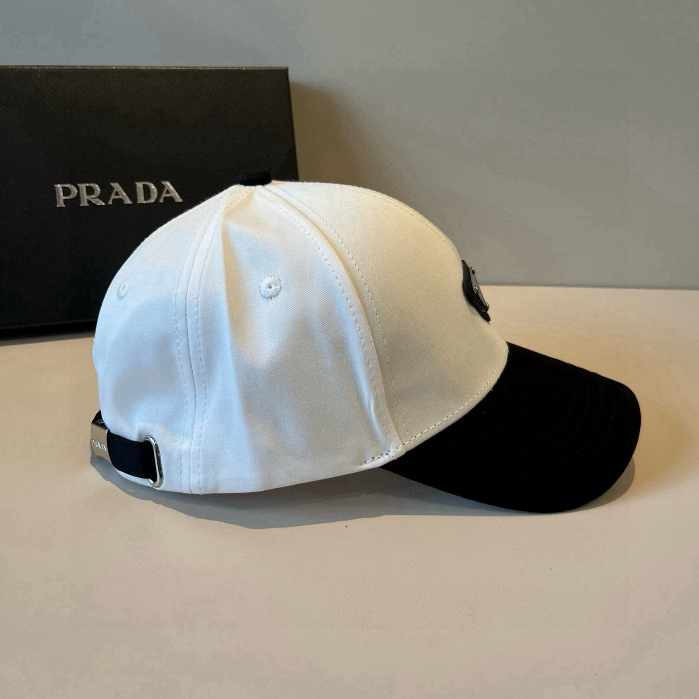 
普拉达 PRADA 新品经典棒球帽 代购版本！时尚潮流，高端做工！非一般的品质，细节看实拍哦