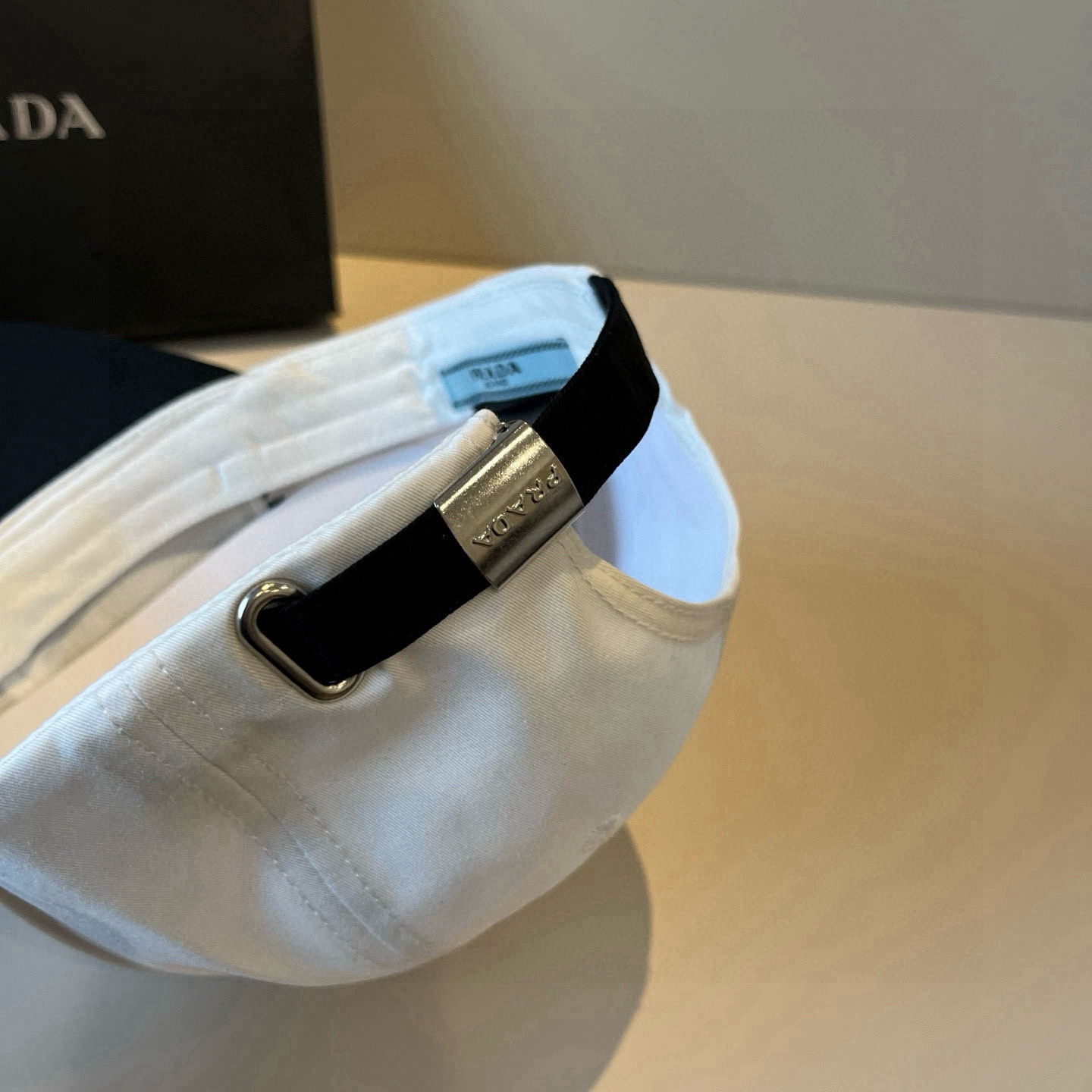 
普拉达 PRADA 新品经典棒球帽 代购版本！时尚潮流，高端做工！非一般的品质，细节看实拍哦