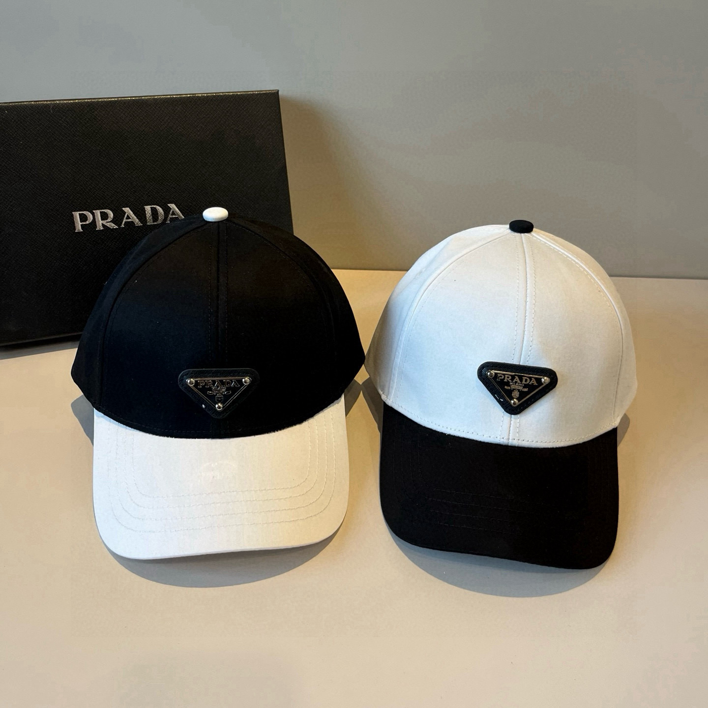 
普拉达 PRADA 新品经典棒球帽 代购版本！时尚潮流，高端做工！非一般的品质，细节看实拍哦