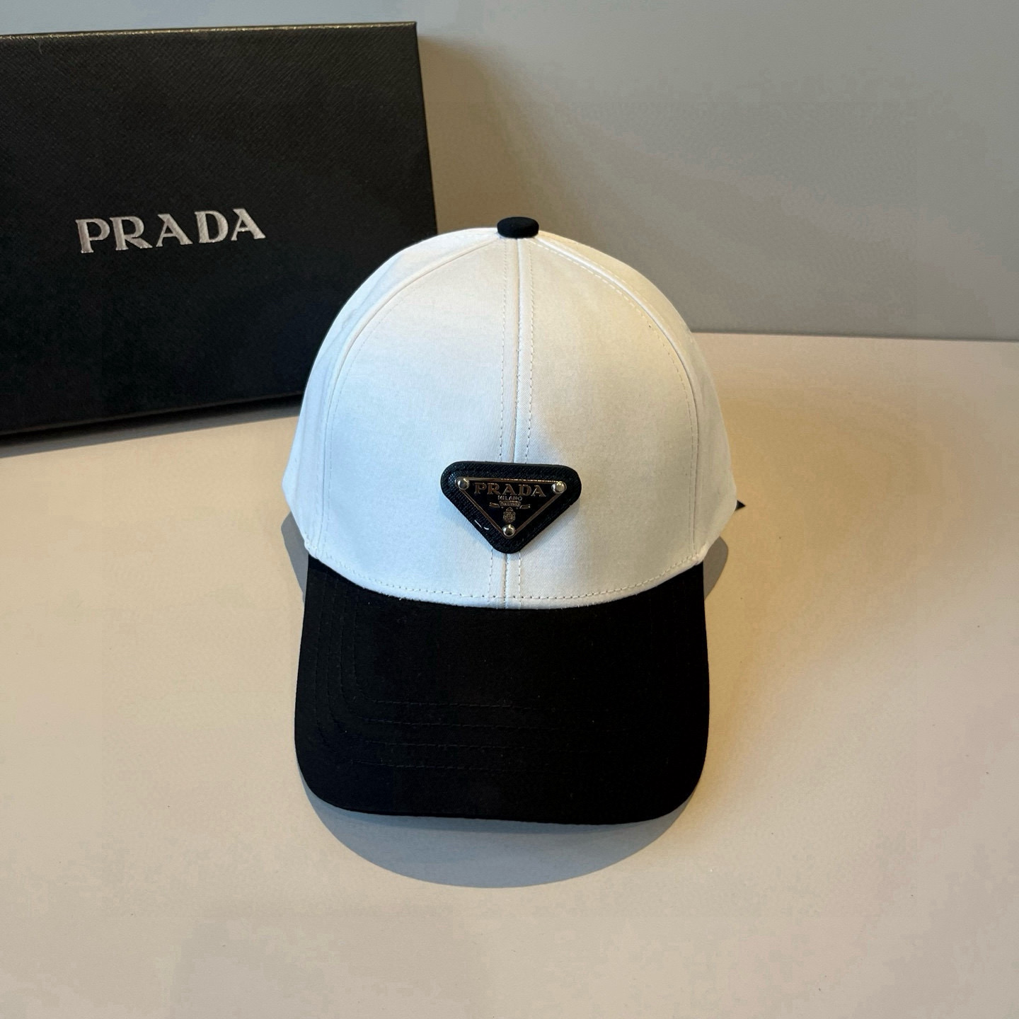 
普拉达 PRADA 新品经典棒球帽 代购版本！时尚潮流，高端做工！非一般的品质，细节看实拍哦