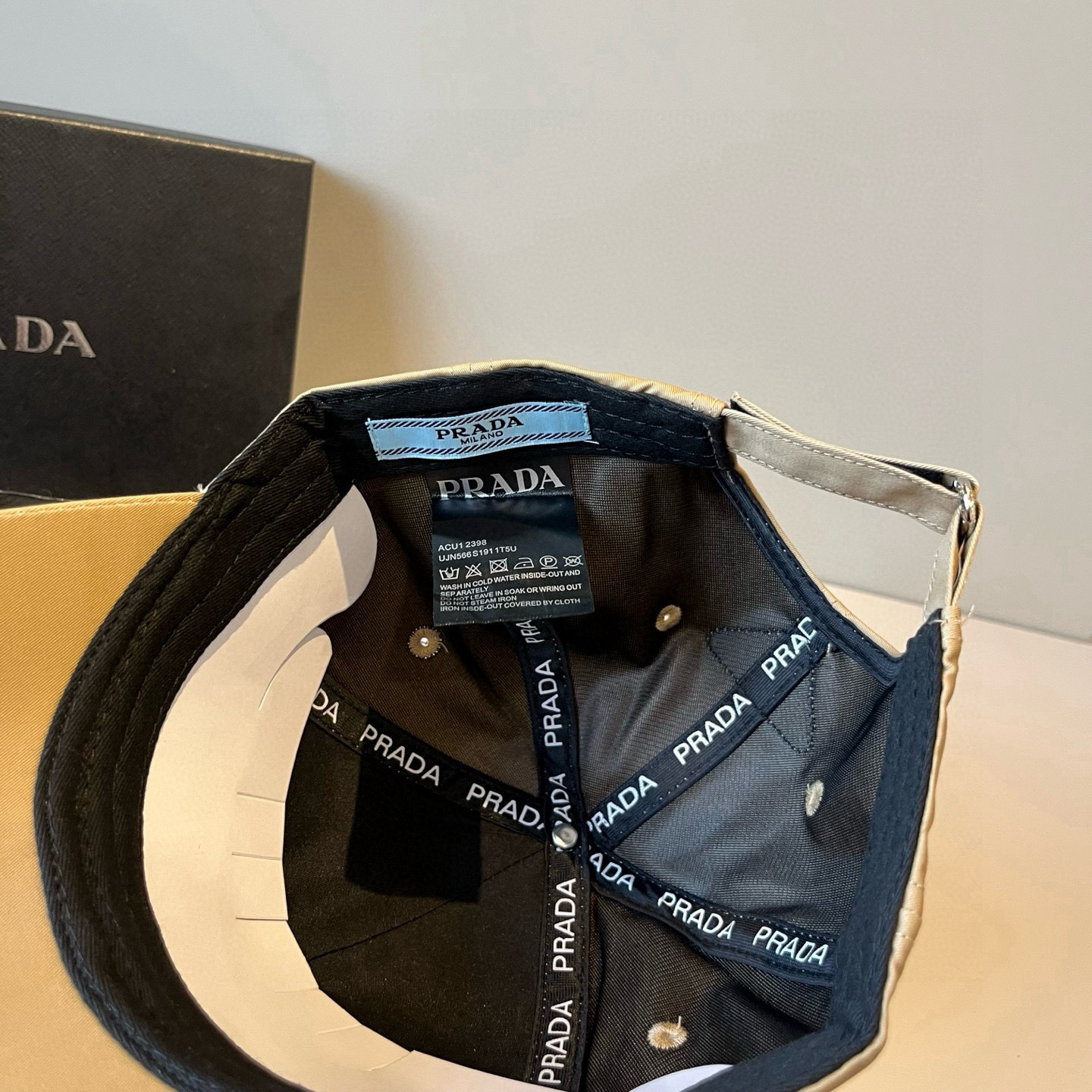 
普拉达 PRADA 新品经典棒球帽 代购版本！时尚潮流，高端做工！非一般的品质，细节看实拍哦