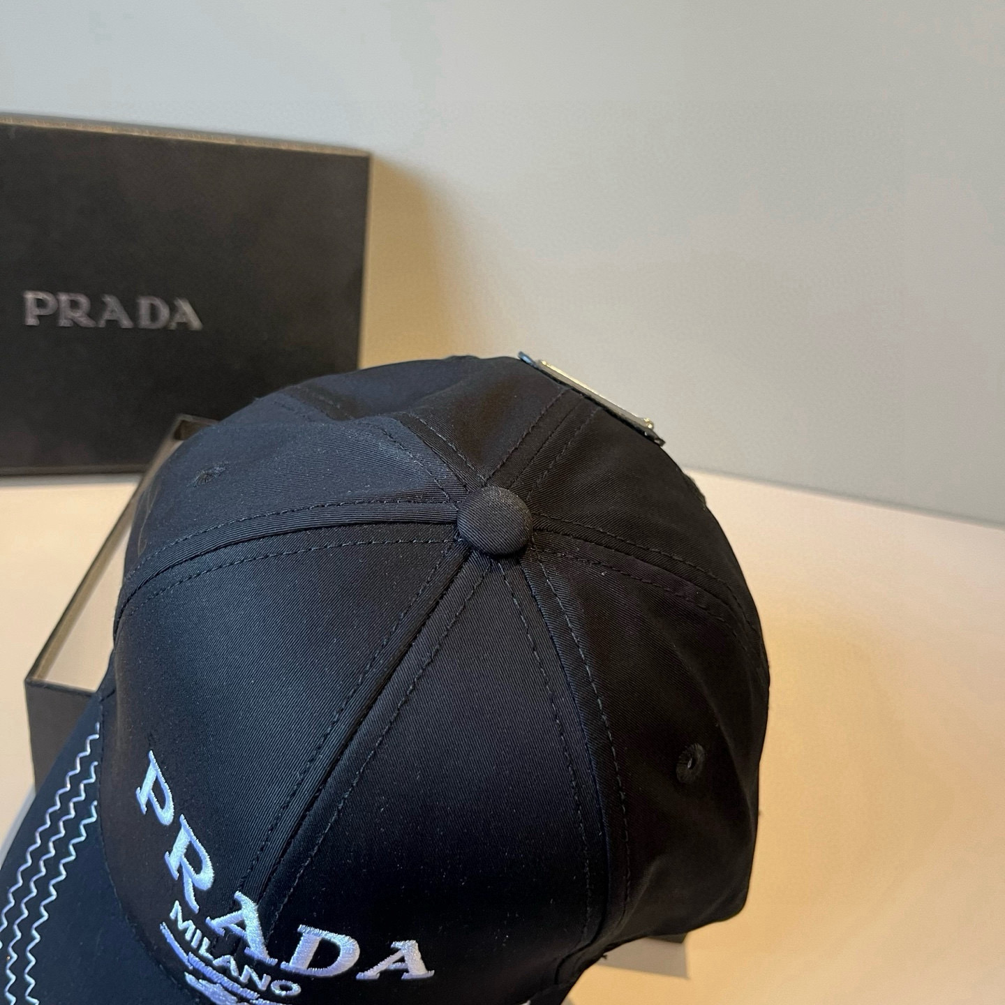 
普拉达 PRADA 新品经典棒球帽 代购版本！时尚潮流，高端做工！非一般的品质，细节看实拍哦