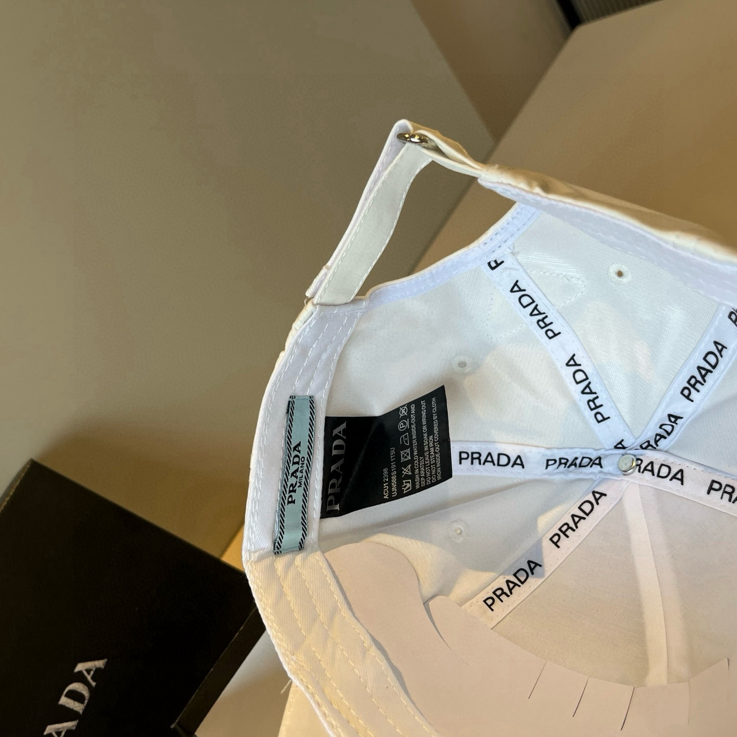 
普拉达 PRADA 新品经典棒球帽 代购版本！时尚潮流，高端做工！非一般的品质，细节看实拍哦