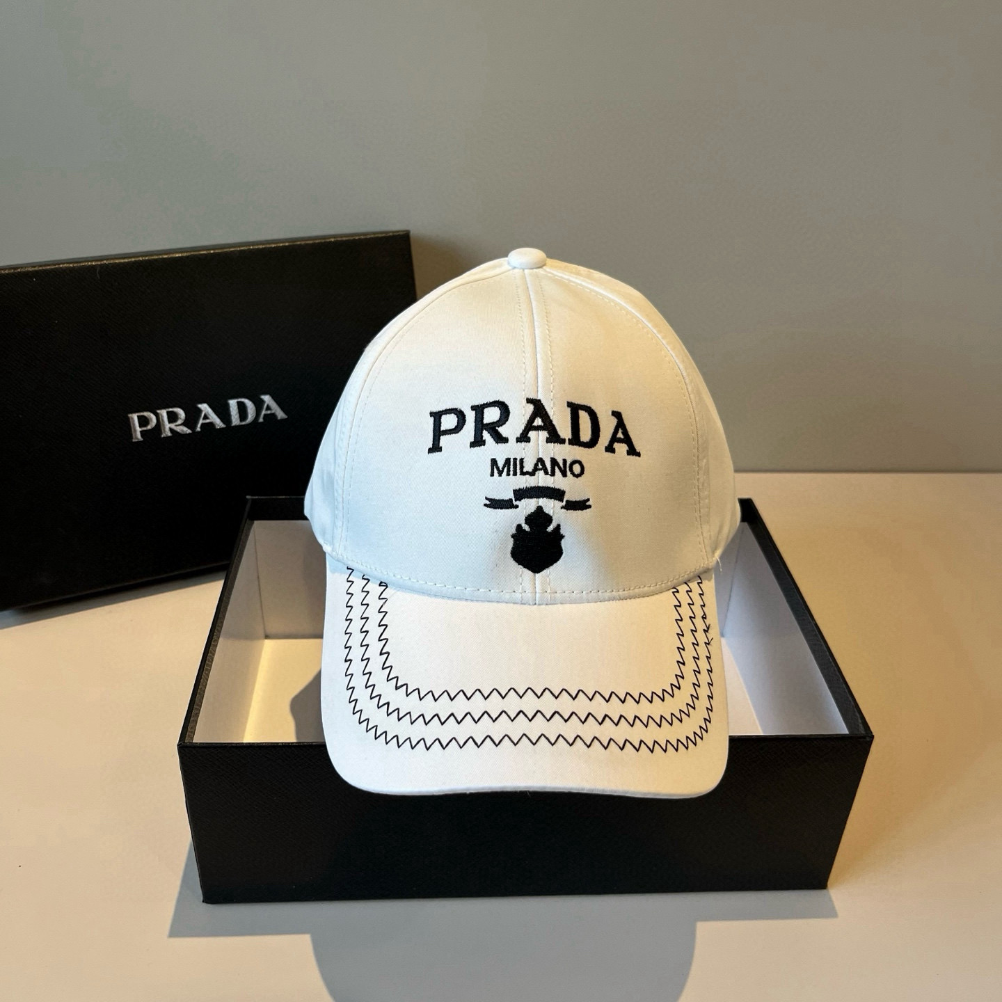 
普拉达 PRADA 新品经典棒球帽 代购版本！时尚潮流，高端做工！非一般的品质，细节看实拍哦