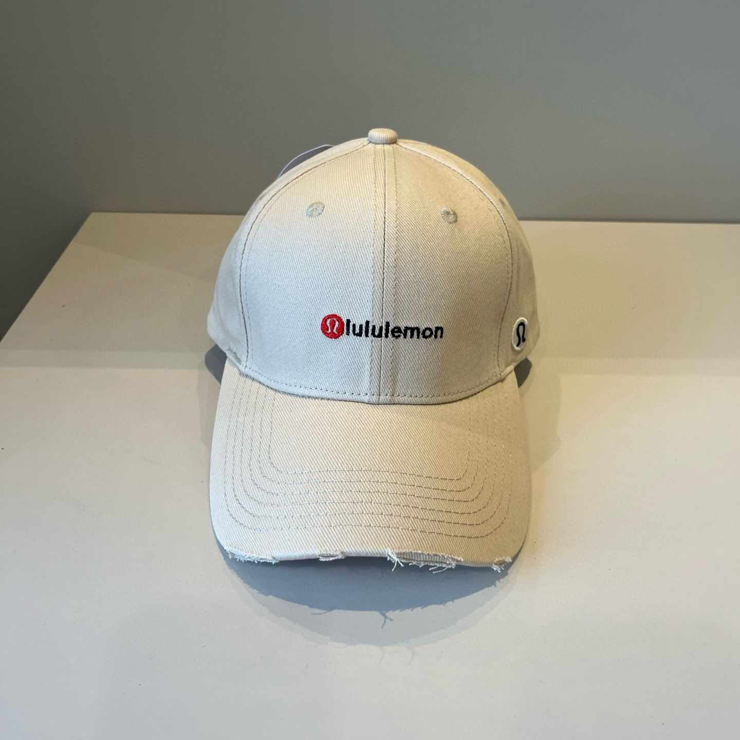  LULULEMON棒球帽
爱健身的集美们一定听过的lulu~
非常适合多巴胺的你
颜色齐全赶快入手。