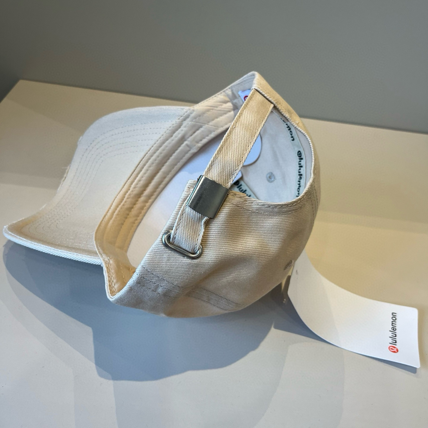  LULULEMON棒球帽
爱健身的集美们一定听过的lulu~
非常适合多巴胺的你
颜色齐全赶快入手。