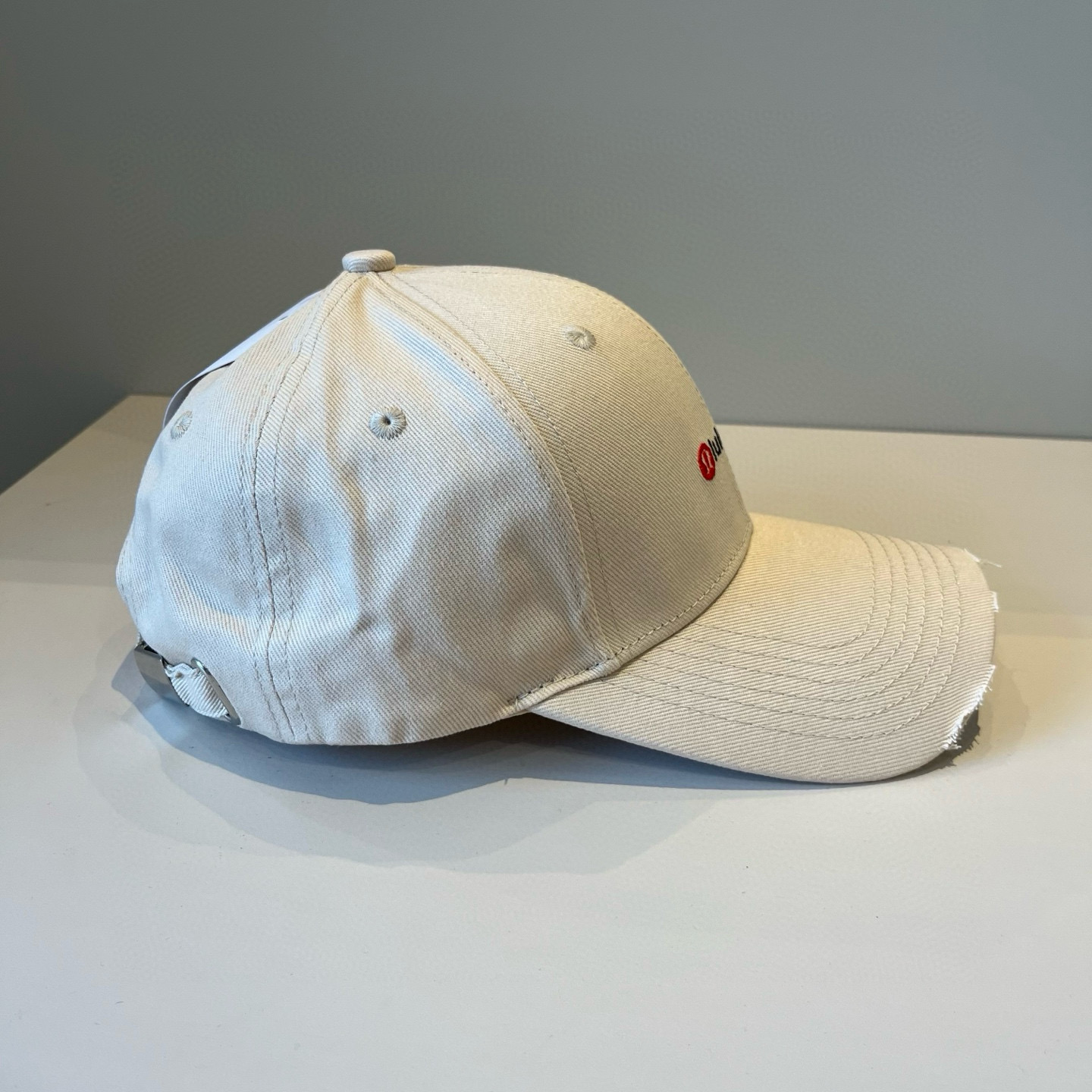  LULULEMON棒球帽
爱健身的集美们一定听过的lulu~
非常适合多巴胺的你
颜色齐全赶快入手。