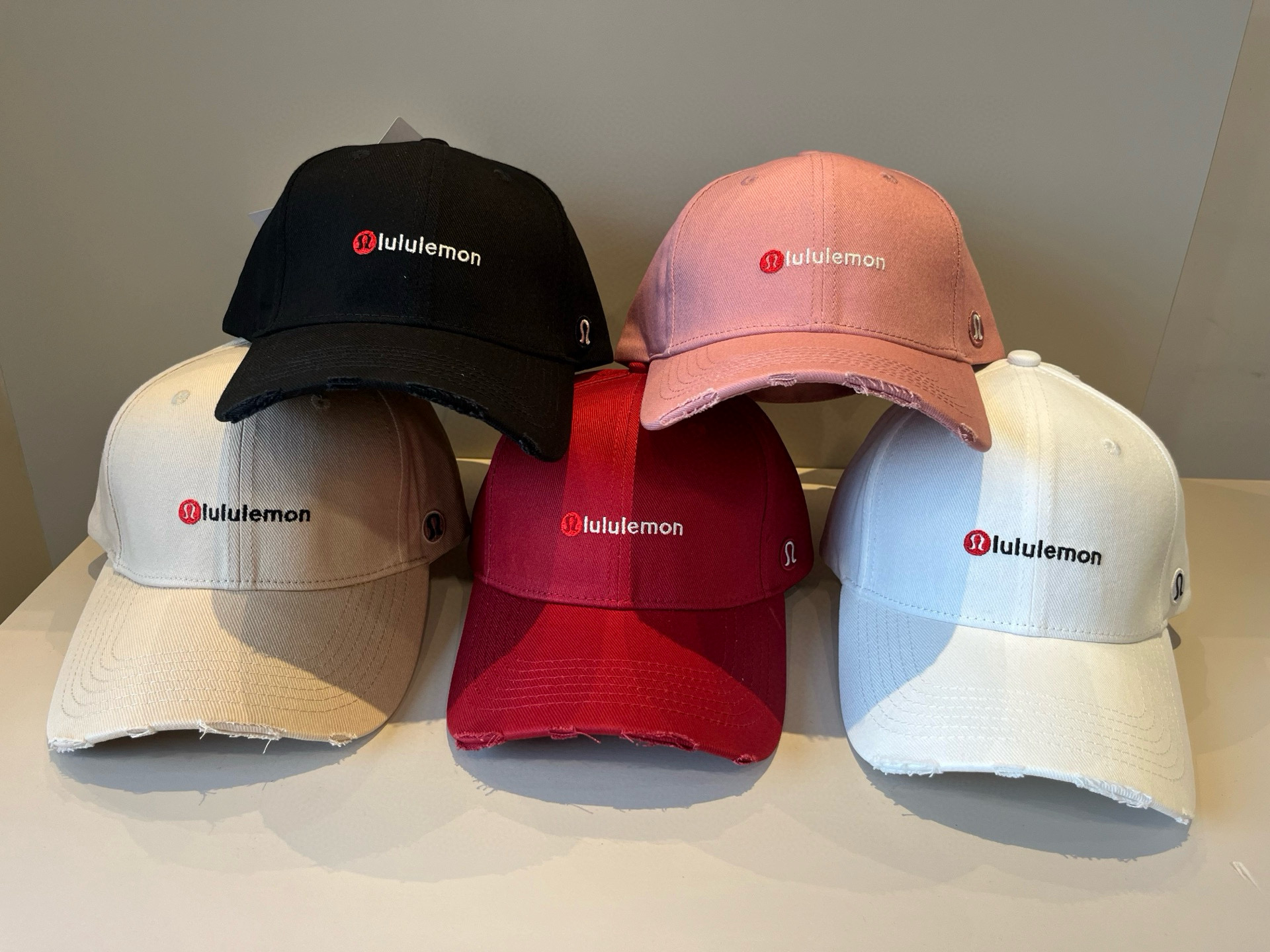  LULULEMON棒球帽
爱健身的集美们一定听过的lulu~
非常适合多巴胺的你
颜色齐全赶快入手。
