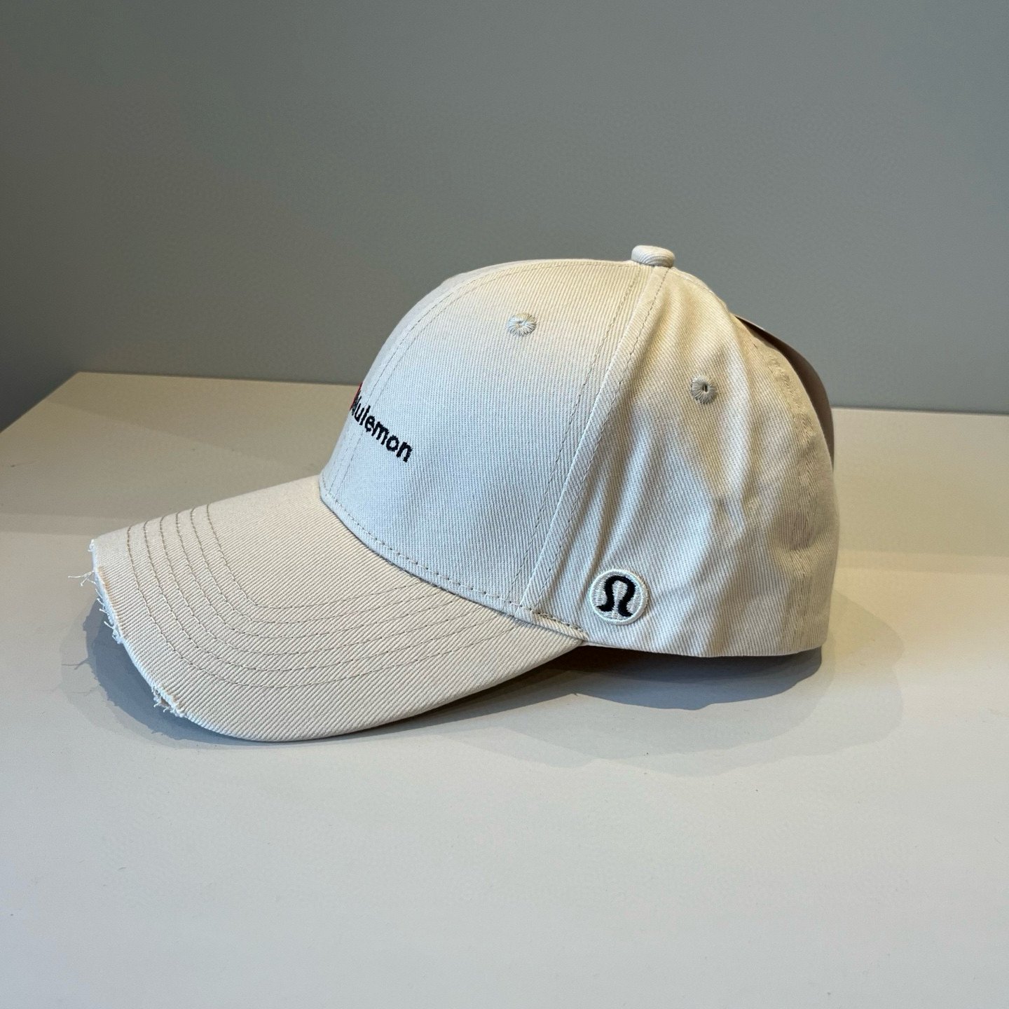  LULULEMON棒球帽
爱健身的集美们一定听过的lulu~
非常适合多巴胺的你
颜色齐全赶快入手。