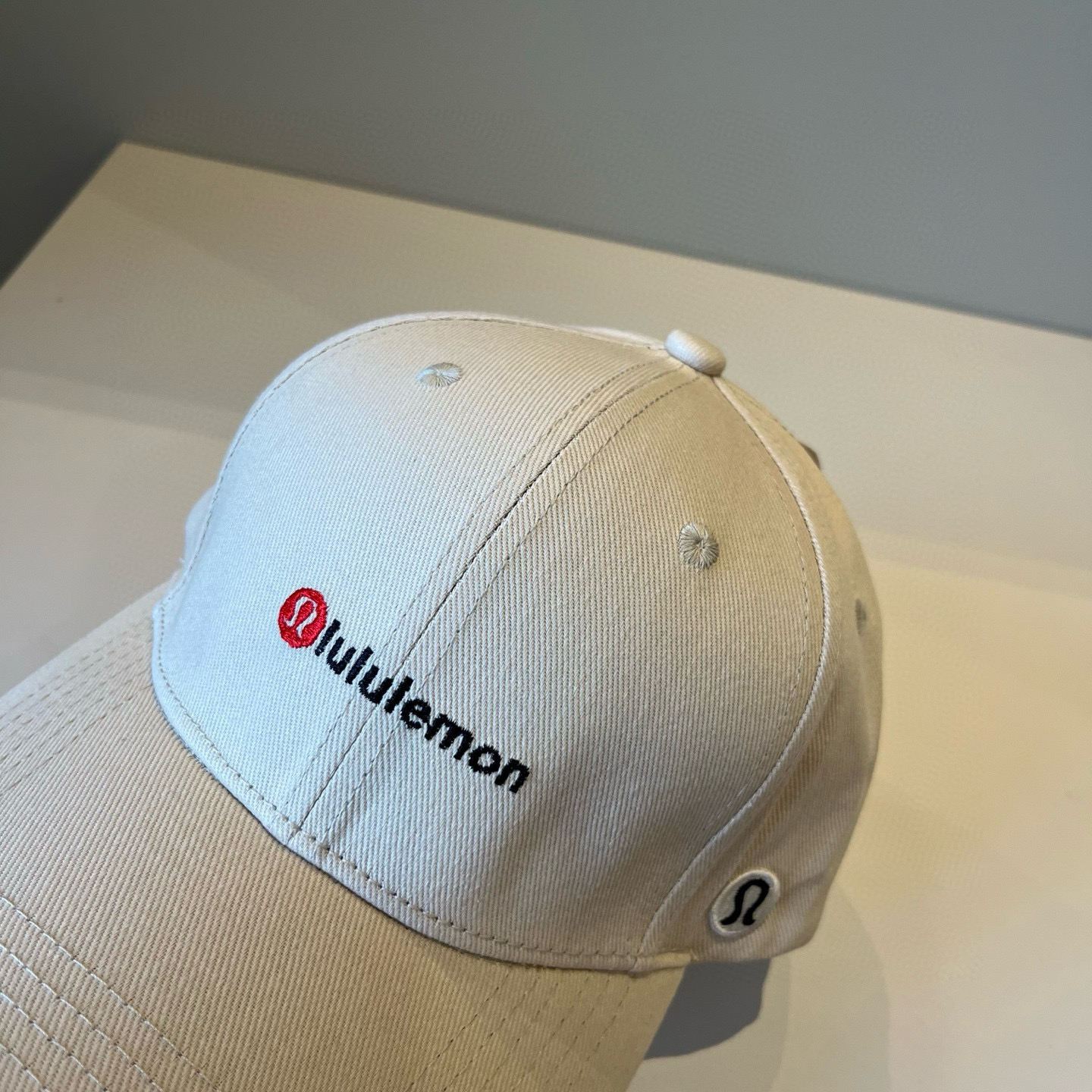  LULULEMON棒球帽
爱健身的集美们一定听过的lulu~
非常适合多巴胺的你
颜色齐全赶快入手。