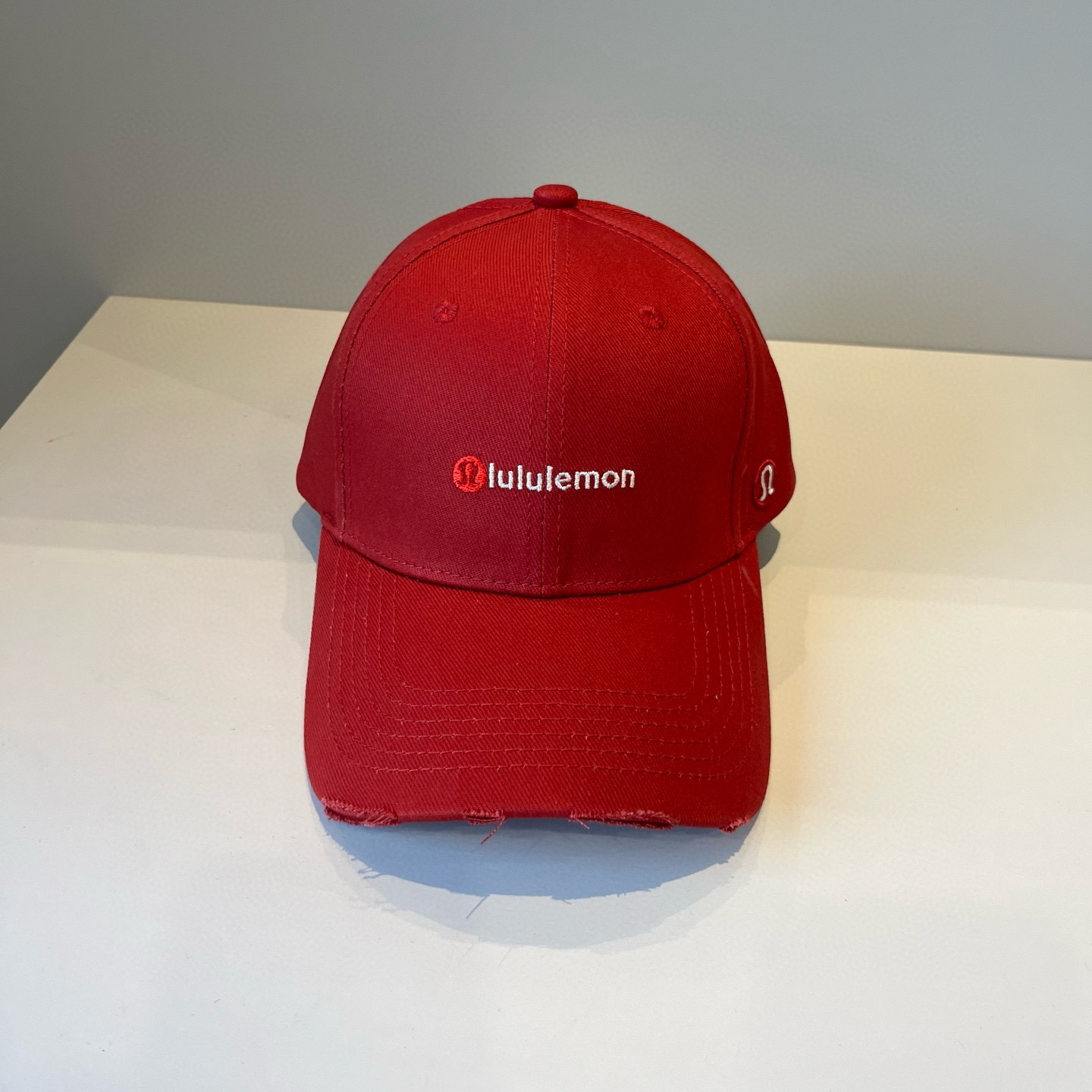  LULULEMON棒球帽
爱健身的集美们一定听过的lulu~
非常适合多巴胺的你
颜色齐全赶快入手。