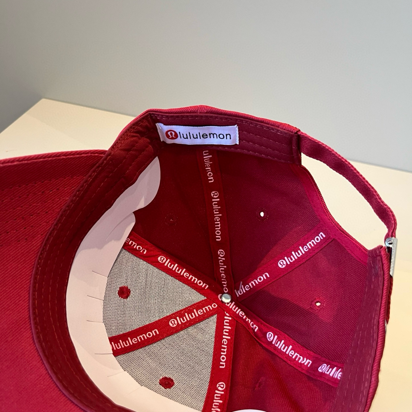  LULULEMON棒球帽
爱健身的集美们一定听过的lulu~
非常适合多巴胺的你
颜色齐全赶快入手。