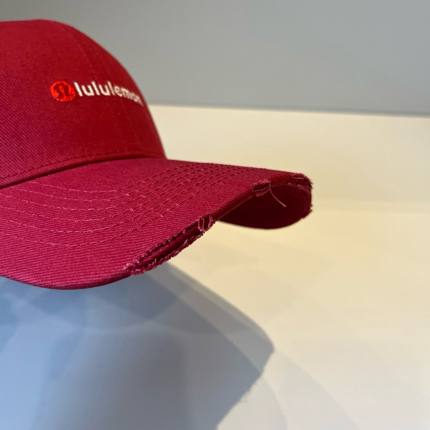  LULULEMON棒球帽
爱健身的集美们一定听过的lulu~
非常适合多巴胺的你
颜色齐全赶快入手。