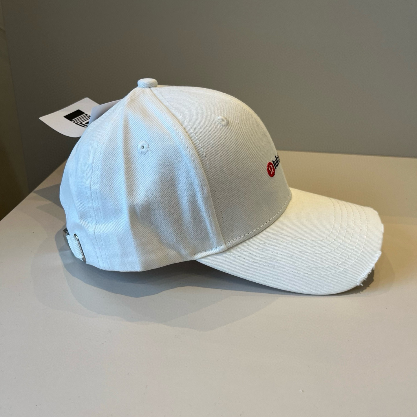  LULULEMON棒球帽
爱健身的集美们一定听过的lulu~
非常适合多巴胺的你
颜色齐全赶快入手。