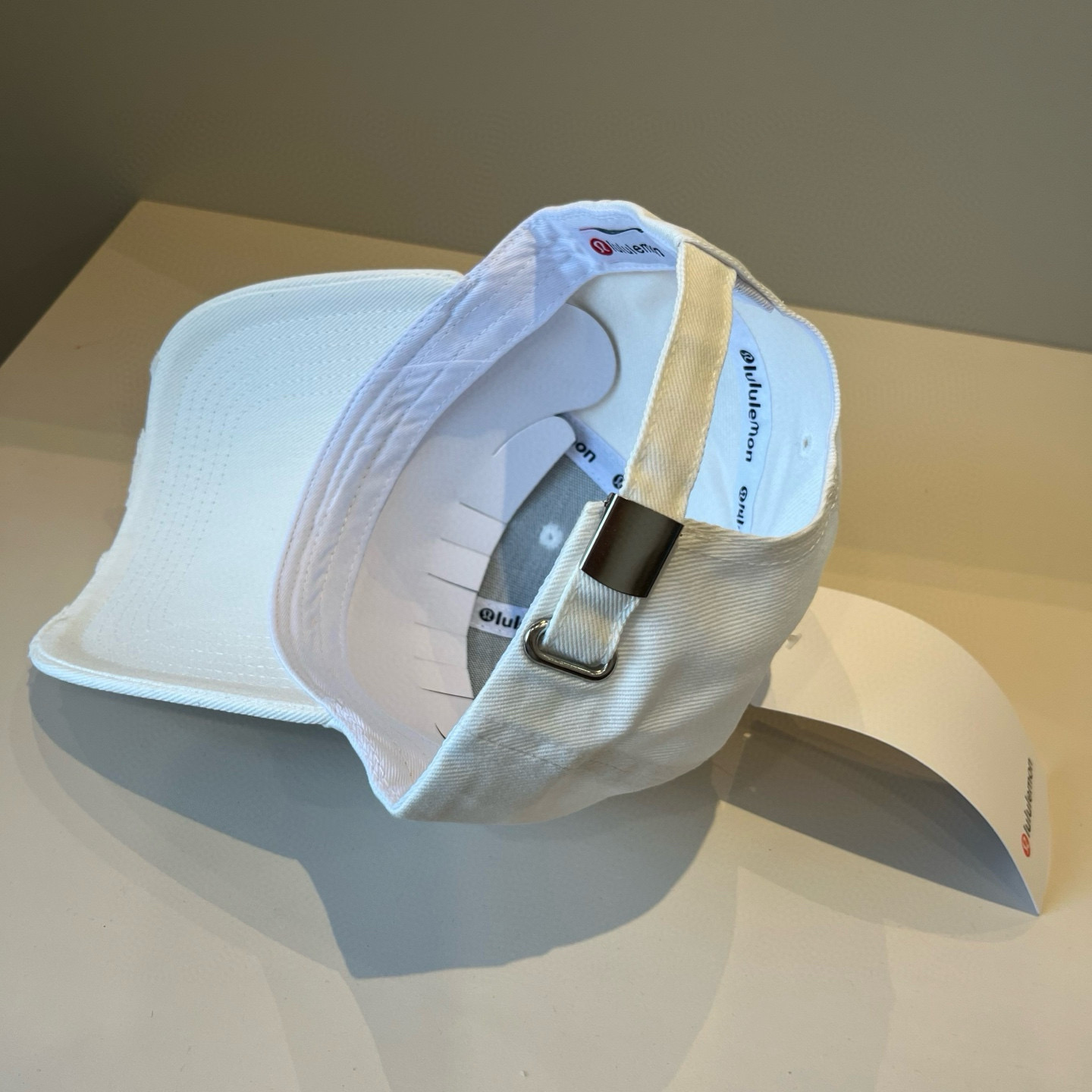  LULULEMON棒球帽
爱健身的集美们一定听过的lulu~
非常适合多巴胺的你
颜色齐全赶快入手。