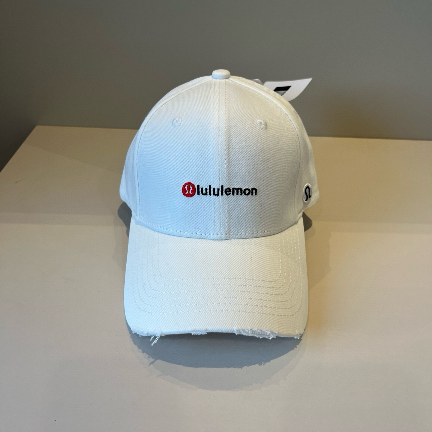  LULULEMON棒球帽
爱健身的集美们一定听过的lulu~
非常适合多巴胺的你
颜色齐全赶快入手。