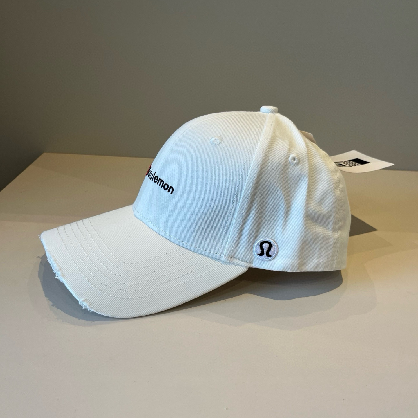  LULULEMON棒球帽
爱健身的集美们一定听过的lulu~
非常适合多巴胺的你
颜色齐全赶快入手。