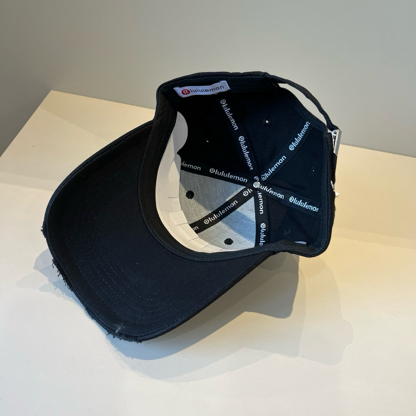  LULULEMON棒球帽
爱健身的集美们一定听过的lulu~
非常适合多巴胺的你
颜色齐全赶快入手。