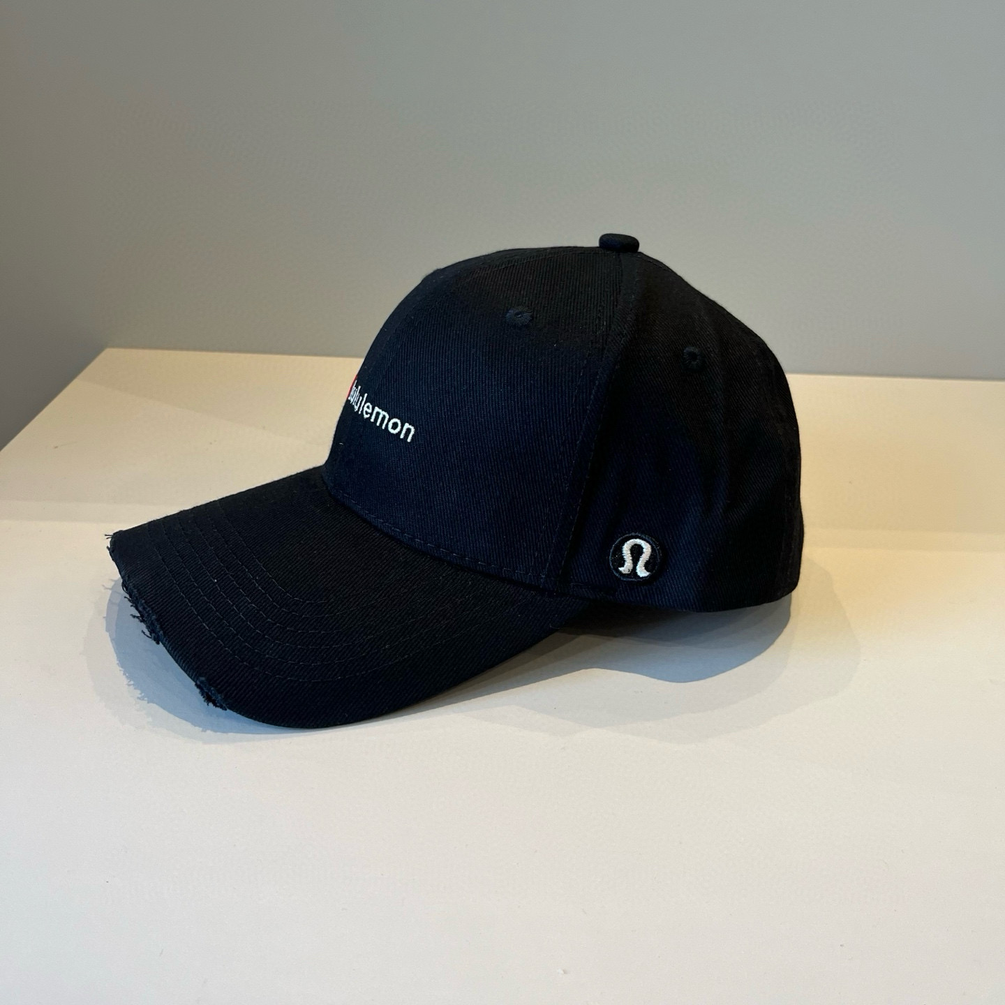  LULULEMON棒球帽
爱健身的集美们一定听过的lulu~
非常适合多巴胺的你
颜色齐全赶快入手。