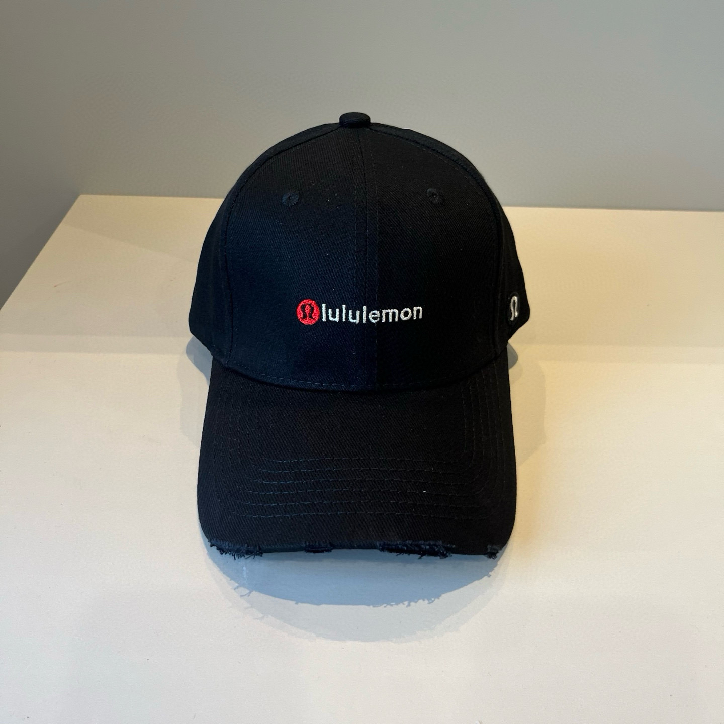  LULULEMON棒球帽
爱健身的集美们一定听过的lulu~
非常适合多巴胺的你
颜色齐全赶快入手。